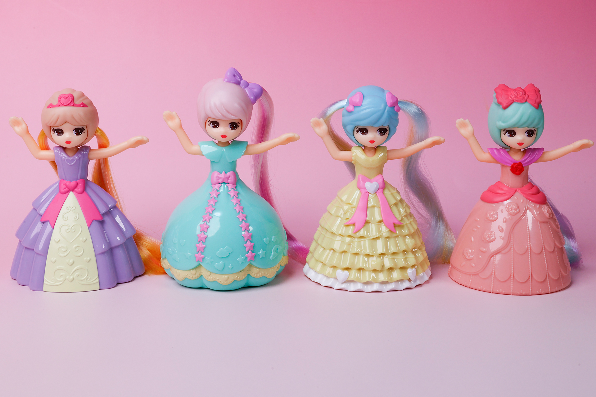 こちらが第1弾（9月15日～9月28日）のハッピーセット「リカちゃん」に登場するおもちゃ。写真左から「ピンクティアラプリンセス リカちゃん」、「パープルリボンプリンセス リカちゃん」、「ハートツインテールプリンセス リカちゃん」、「ローズプリンセス リカちゃん」だ