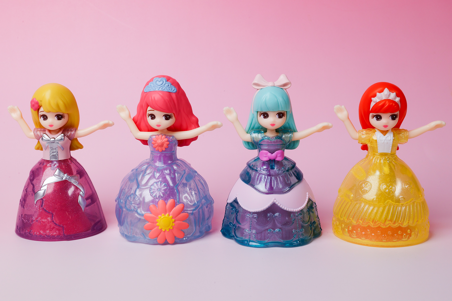 こちらが第2弾（9月29日～10月12日）のハッピーセット「リカちゃん」に登場するおもちゃ。写真左から「クリスタルチェンジ！リボンドレス リカちゃん」、「クリスタルチェンジ！フラワードレス リカちゃん」、「クリスタルチェンジ！ミントドレス リカちゃん」、「クリスタルチェンジ！レモンドレス リカちゃん」だ