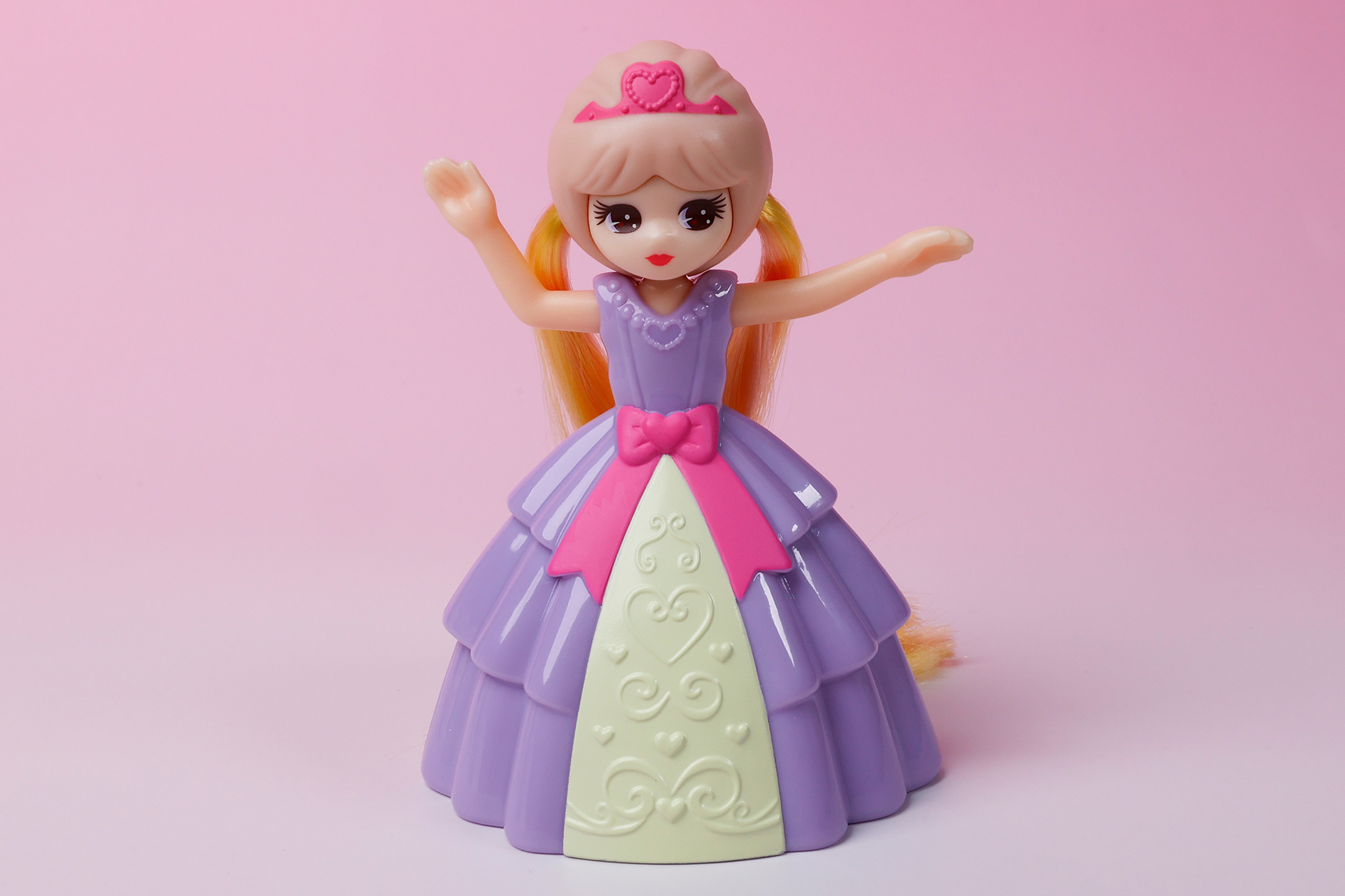 左右で微妙に手のポーズが異なっている