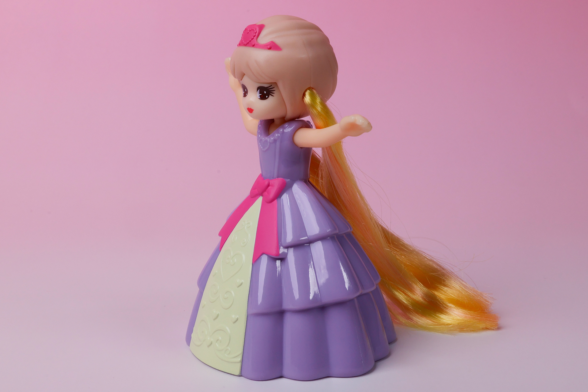 リカちゃんが身に付けているドレスは、だんだんが付けられている