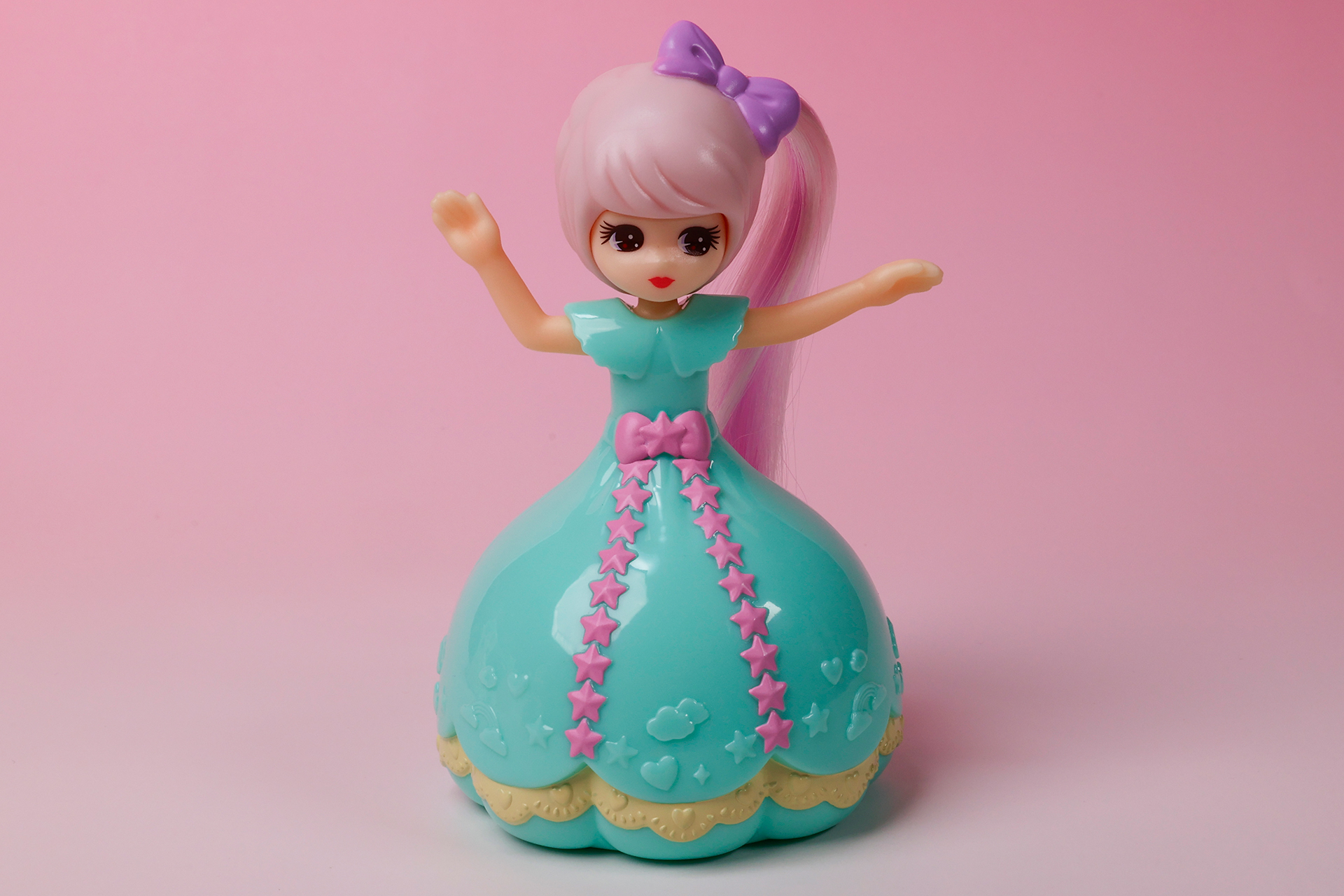 ドレスはエメラルドグリーンとピンクの色合いが可愛い