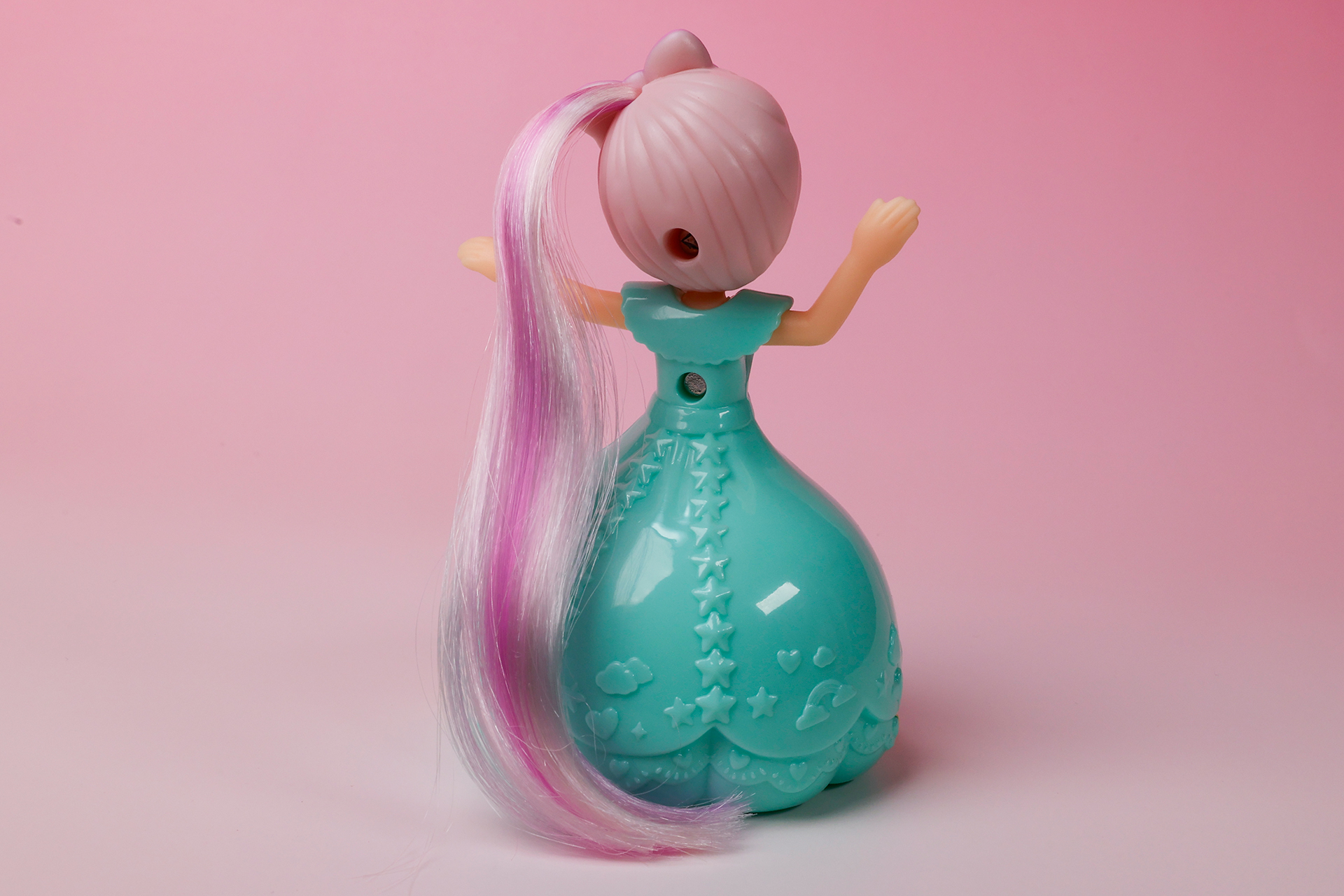 ピンクと紫のツートンカラーのスーパーロングヘアが美しい