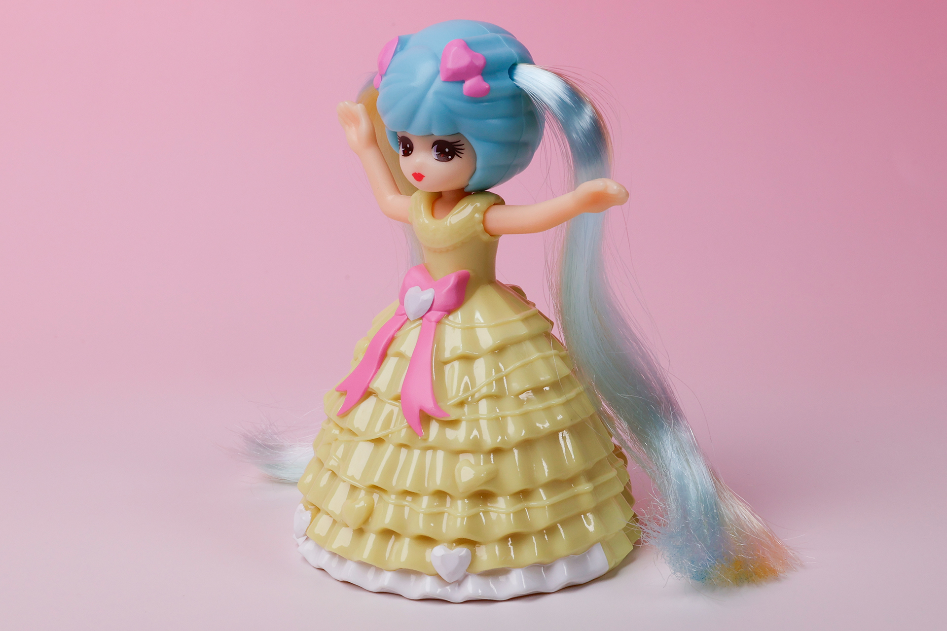 水色の髪にピンクのリボンがよく似合う