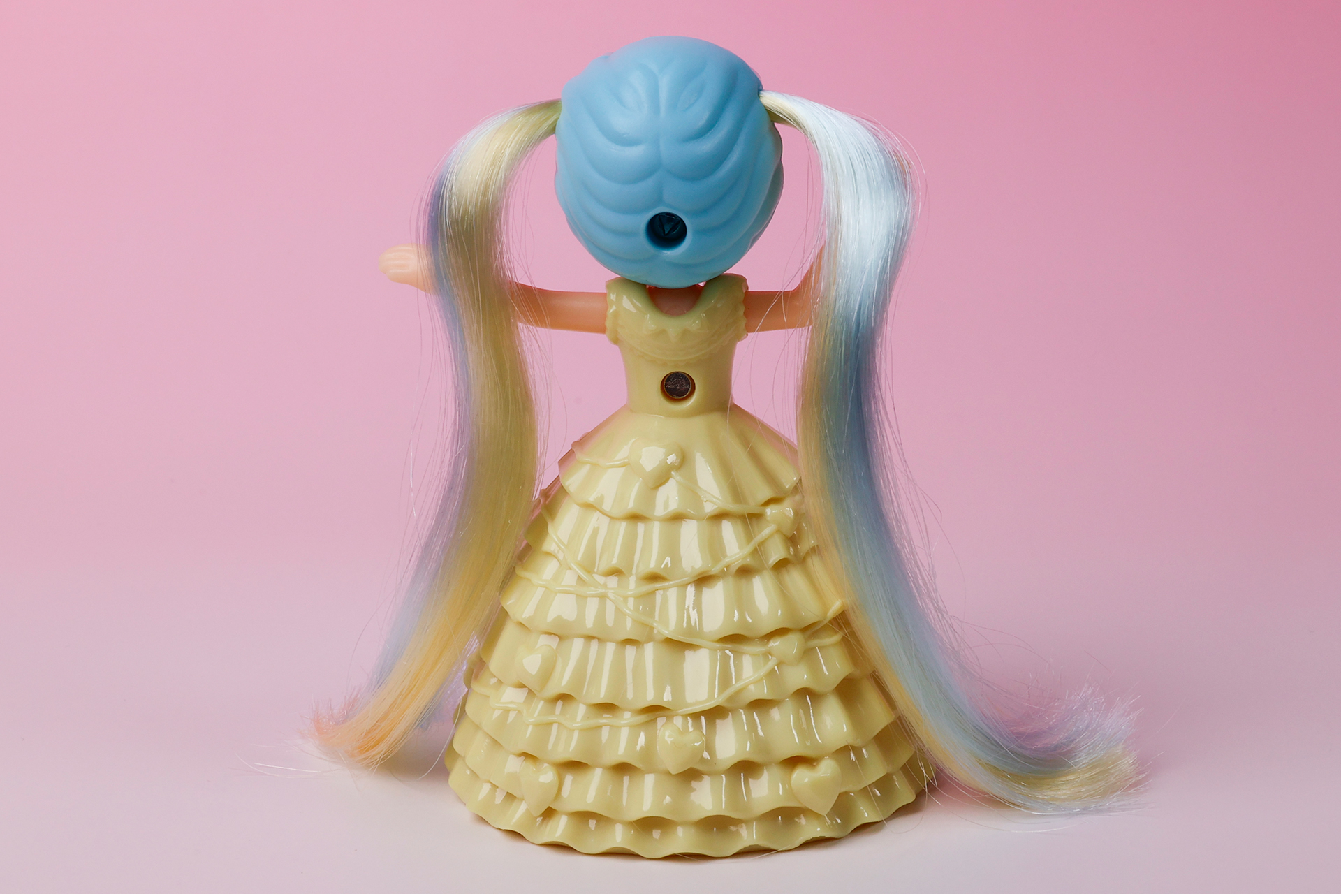 よく見るとドレス自体もなかなか複雑な形状になっている