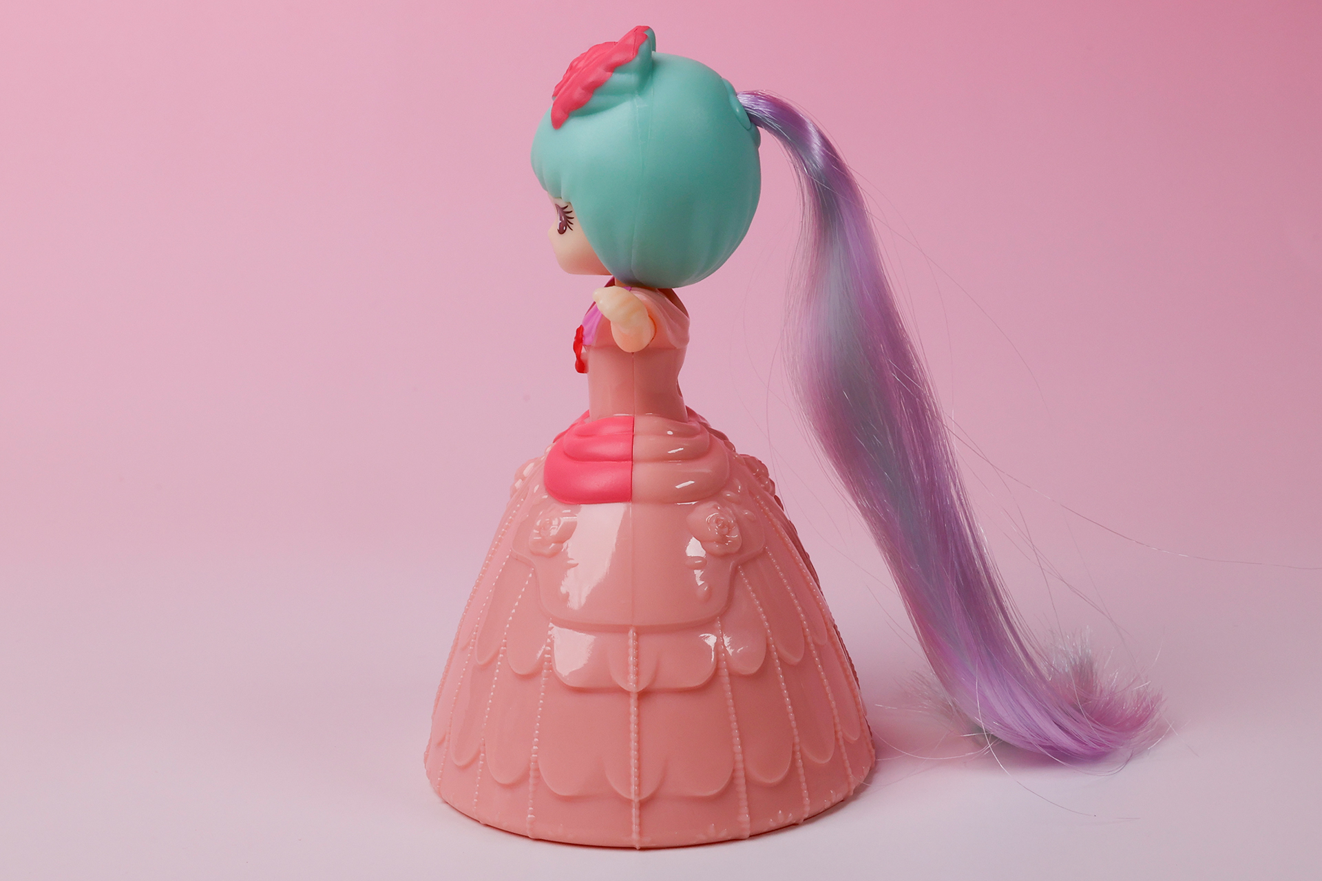 真横からリカちゃんを見るとこんな感じになっている