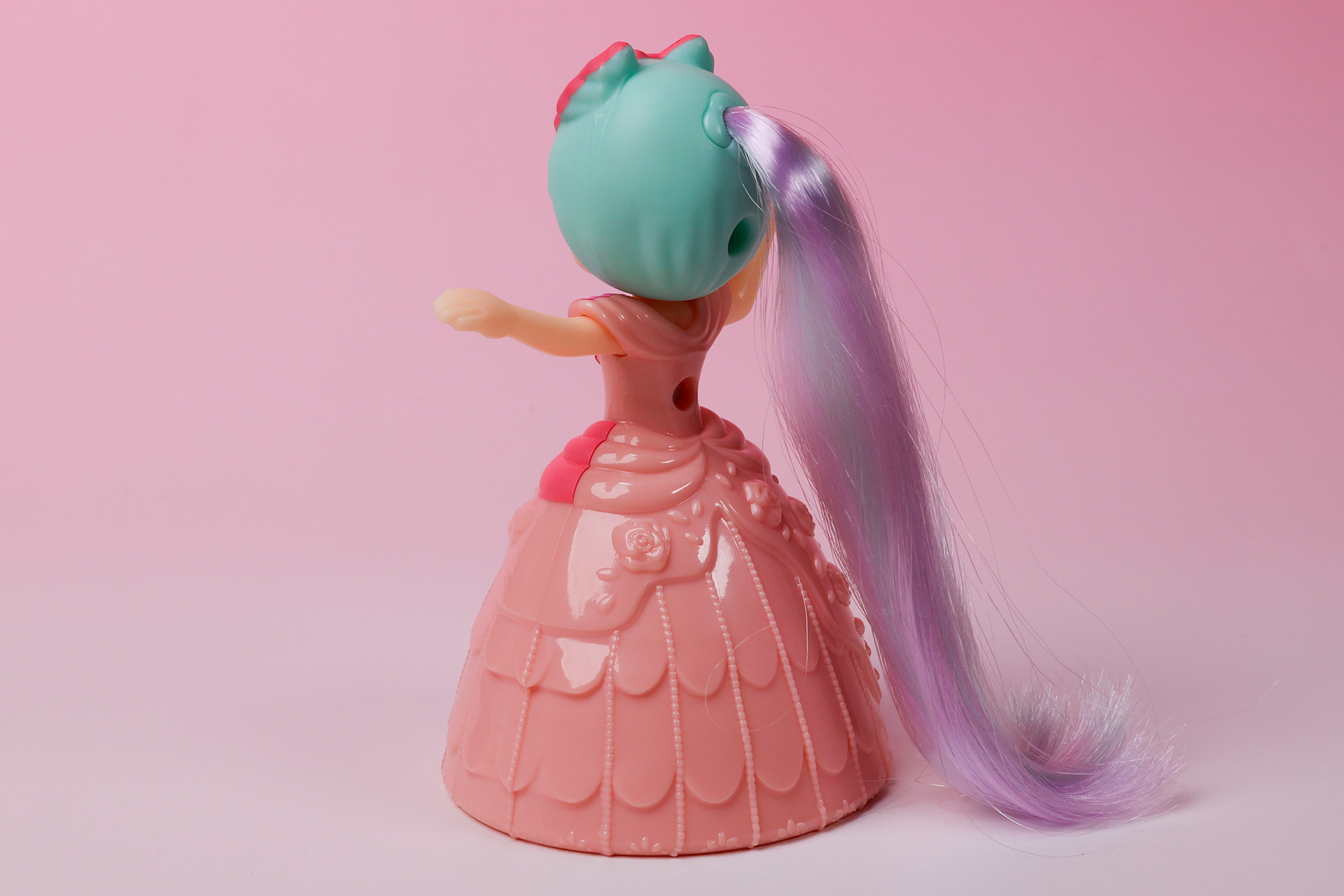 長い髪は、後頭部の1ヵ所から伸びている