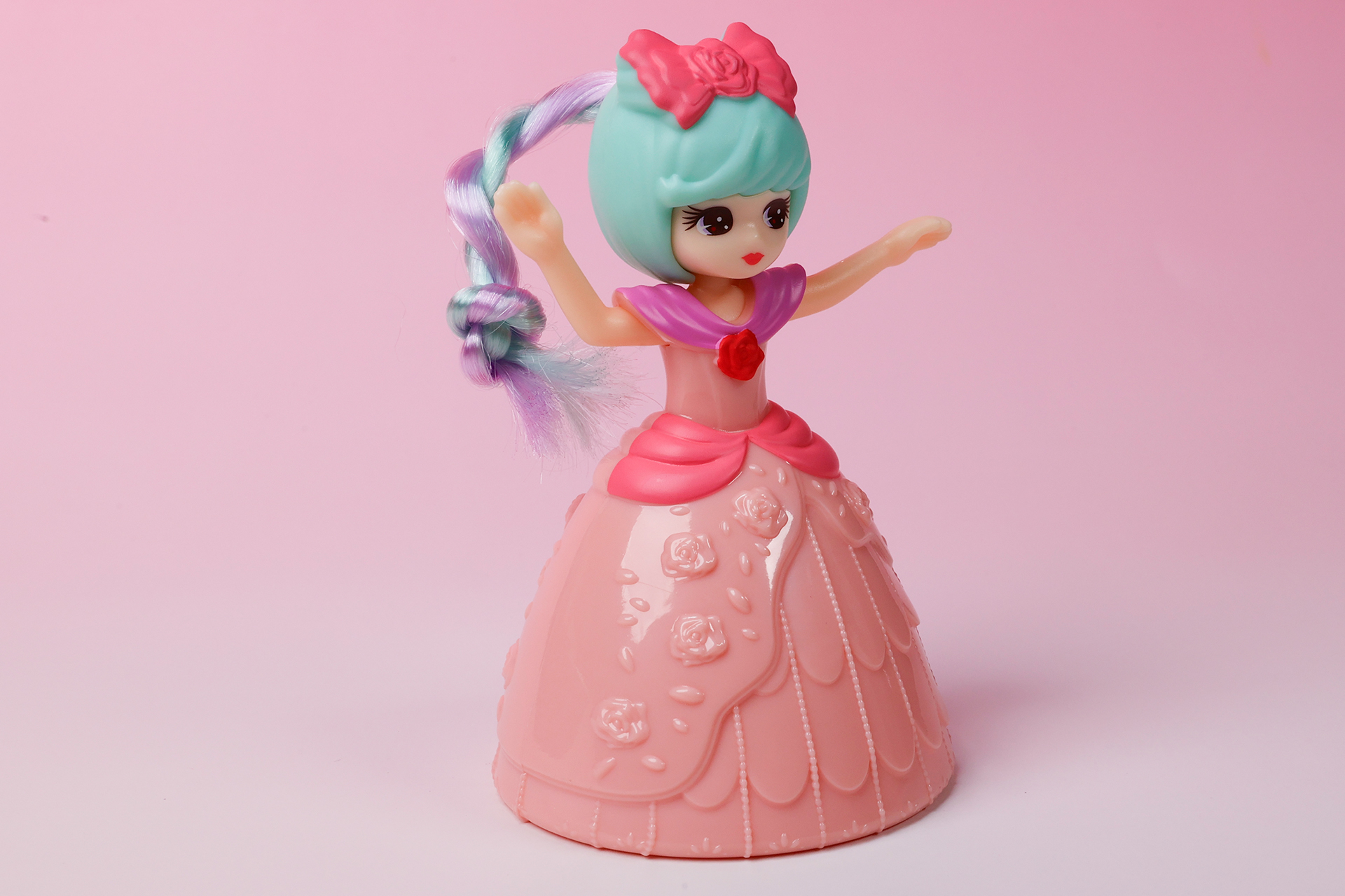 2色の髪を活かしながら、ヘアアレンジに挑戦しよう！