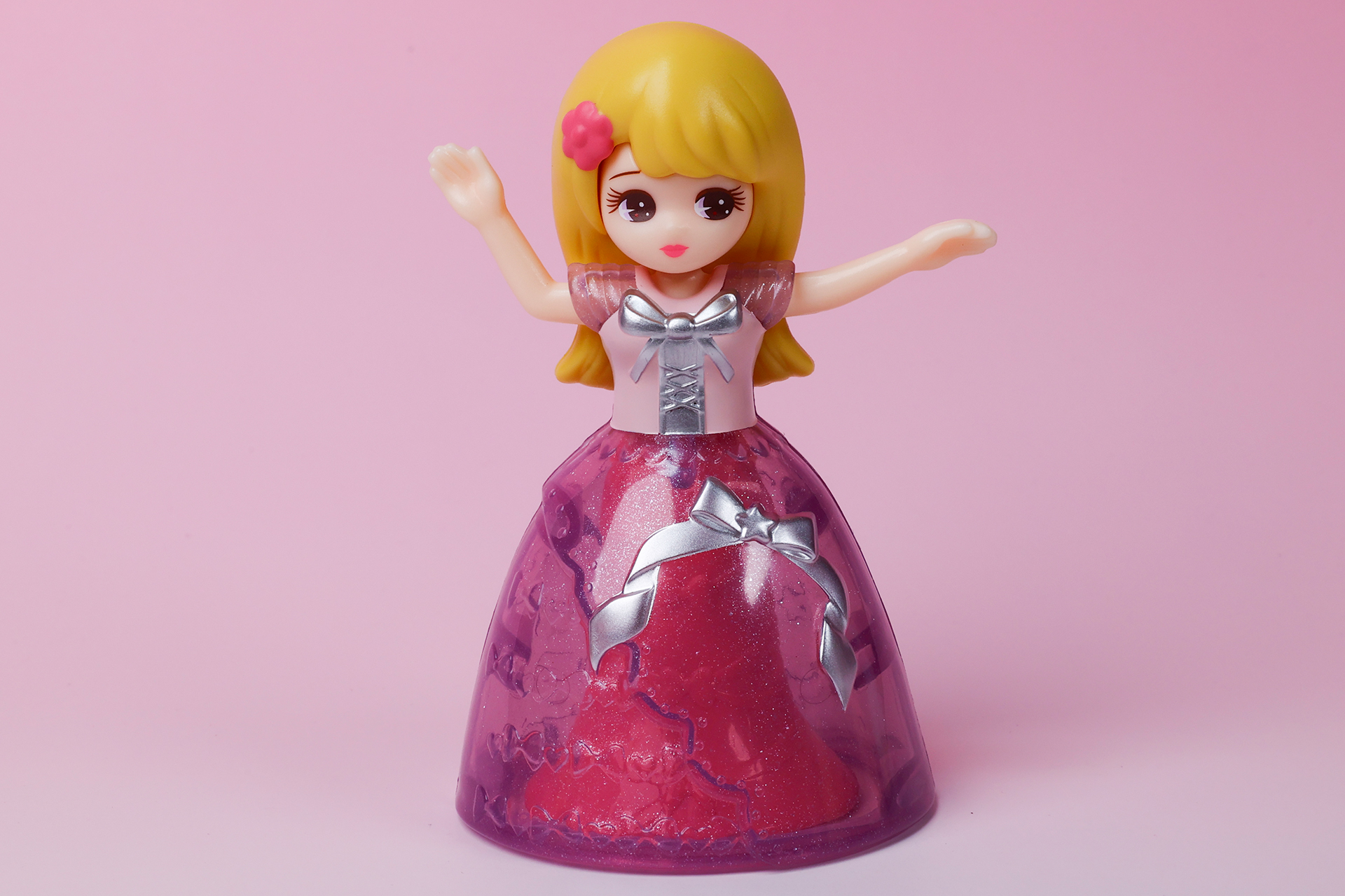 クリスタルリボンドレスを身に付けた状態のリカちゃん