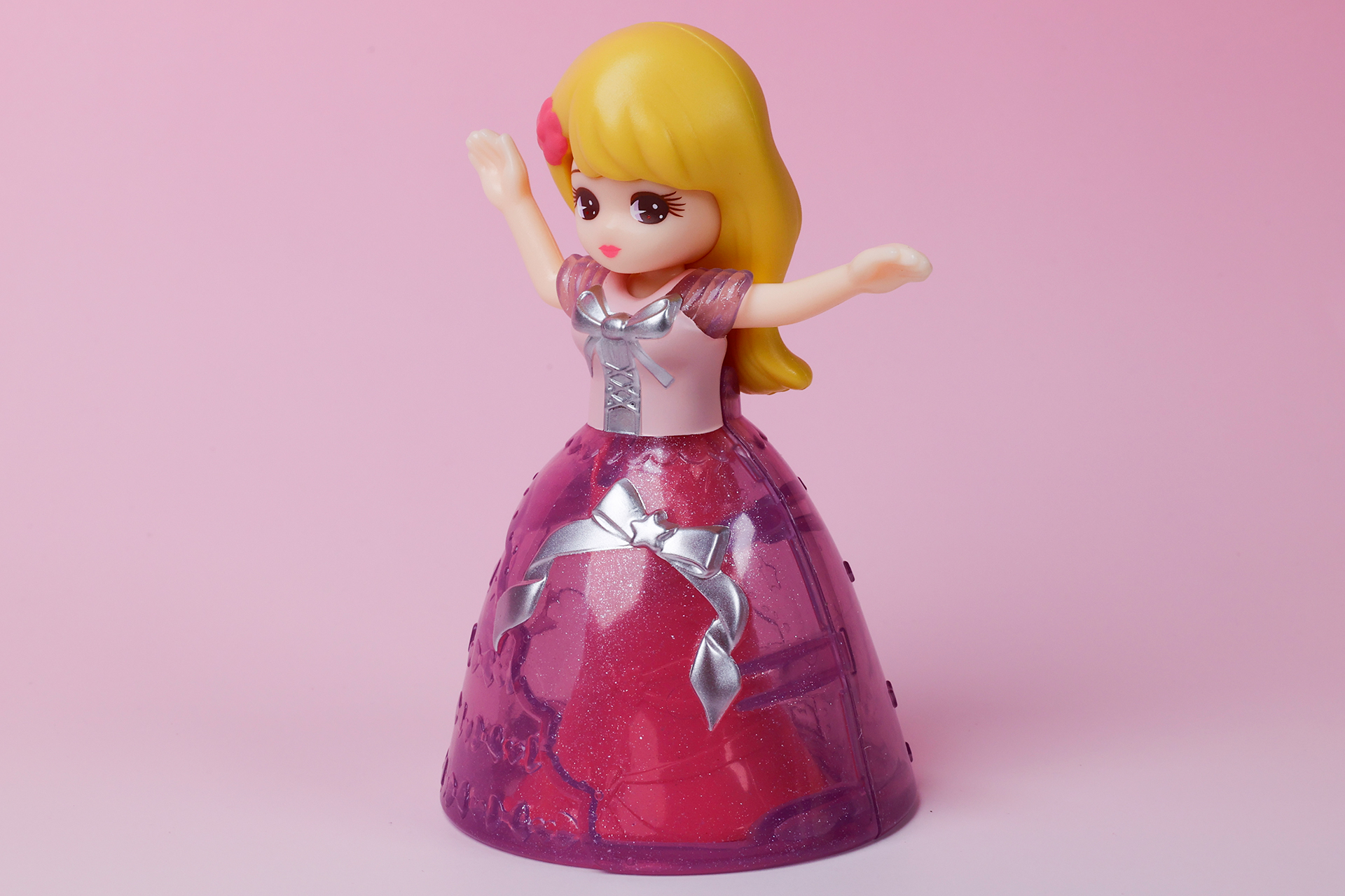 クリスタルロングドレスのリボンは銀色でカラーリングされている