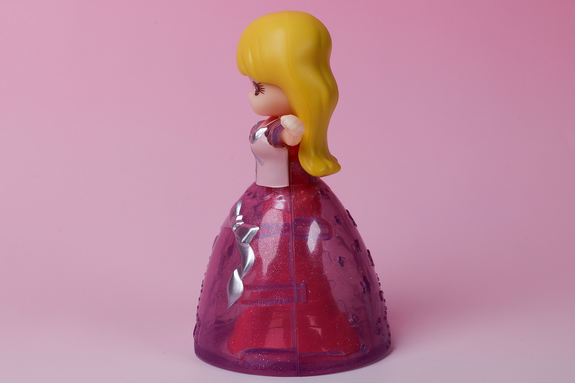 クリスタルと付けられているように、中が透けて見えるところがおしゃれだ