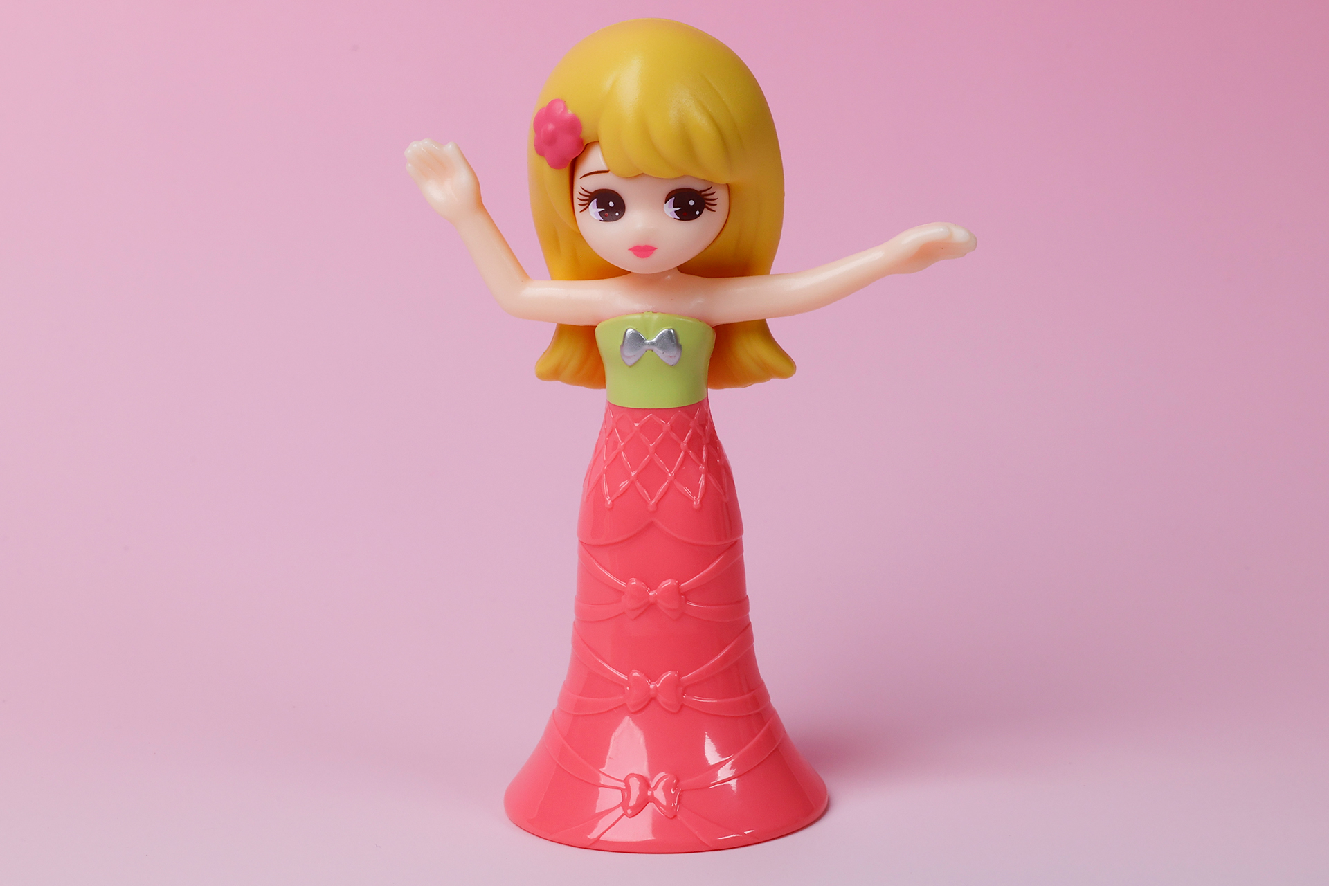 こちらはロングドレス状態のリカちゃん