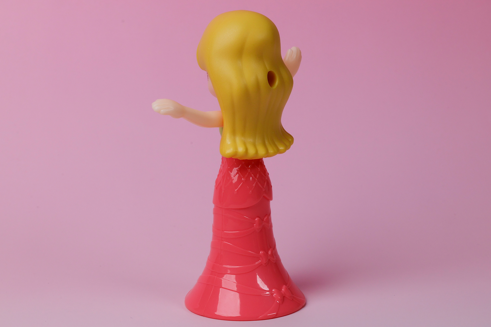 ピンク色のドレス部分もリボンなどの装飾が施されている