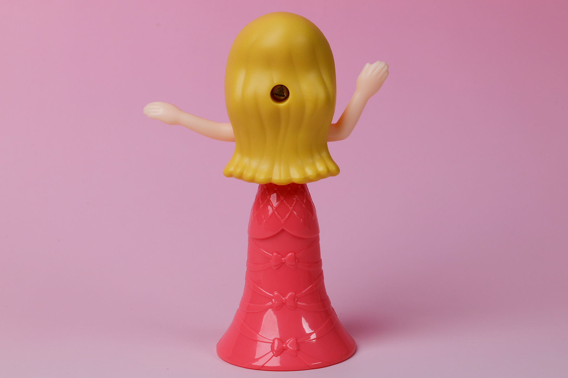 髪も結構長めで、腰のあたりまで伸びている