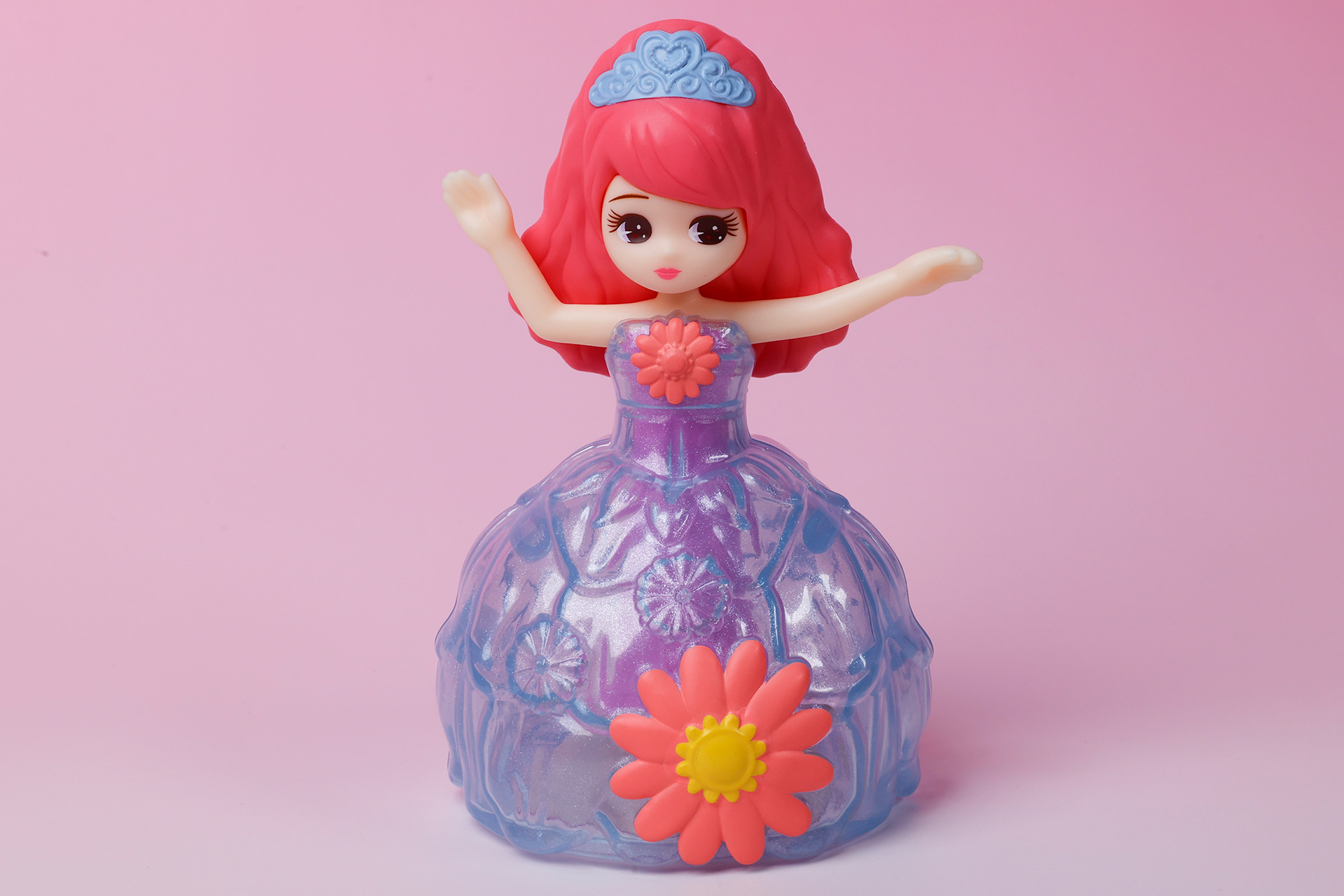 こちらはクリスタルフラワードレスを身に付けた状態のリカちゃんだ