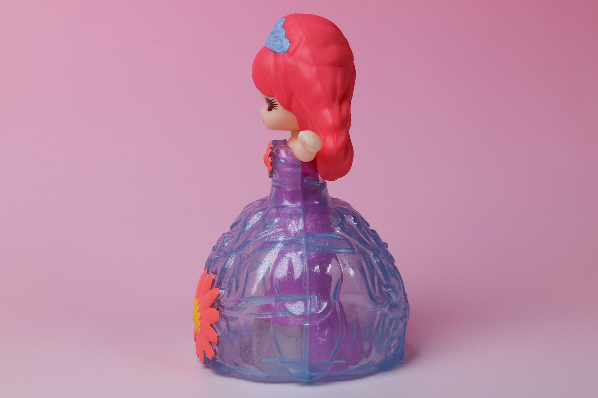 ドレス部分がふっくらとしている印象だ