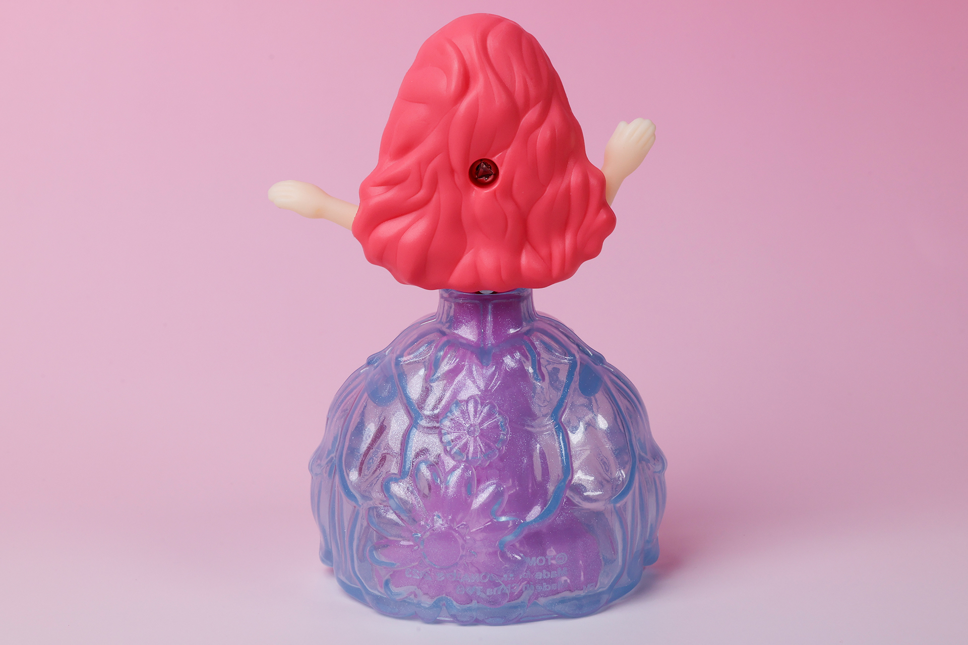 背面側にも大きな花柄が刻まれている