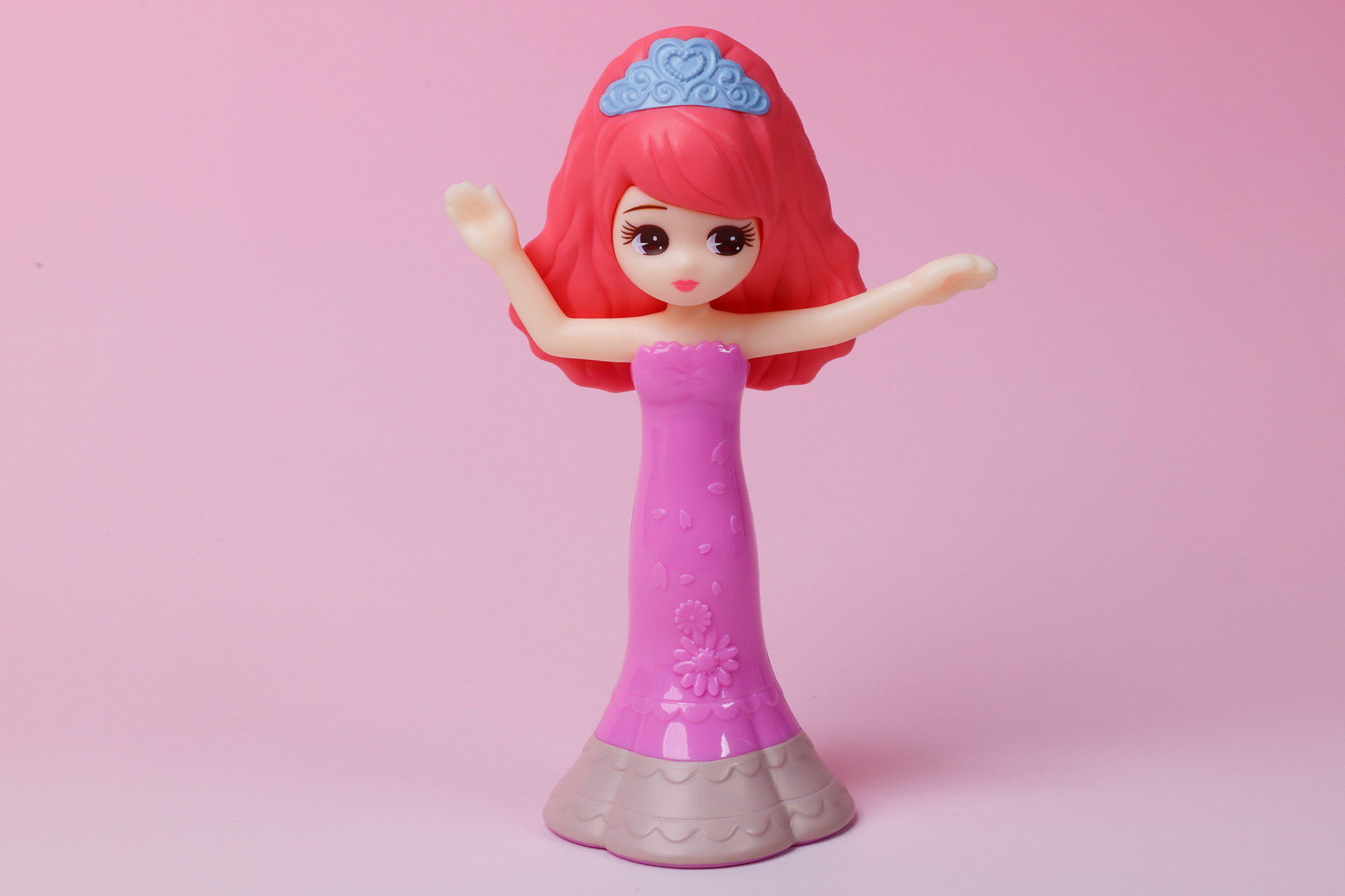 こちらはロングドレスだけのリカちゃんだ