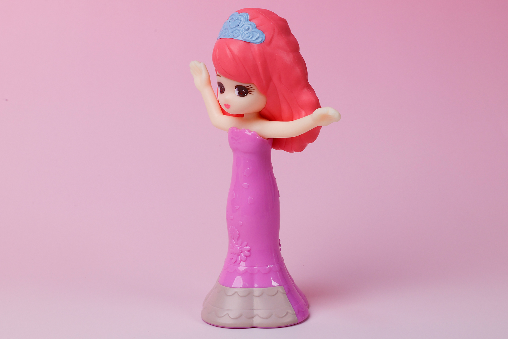 ロングドレスの色はピンクよりも紫色に近い