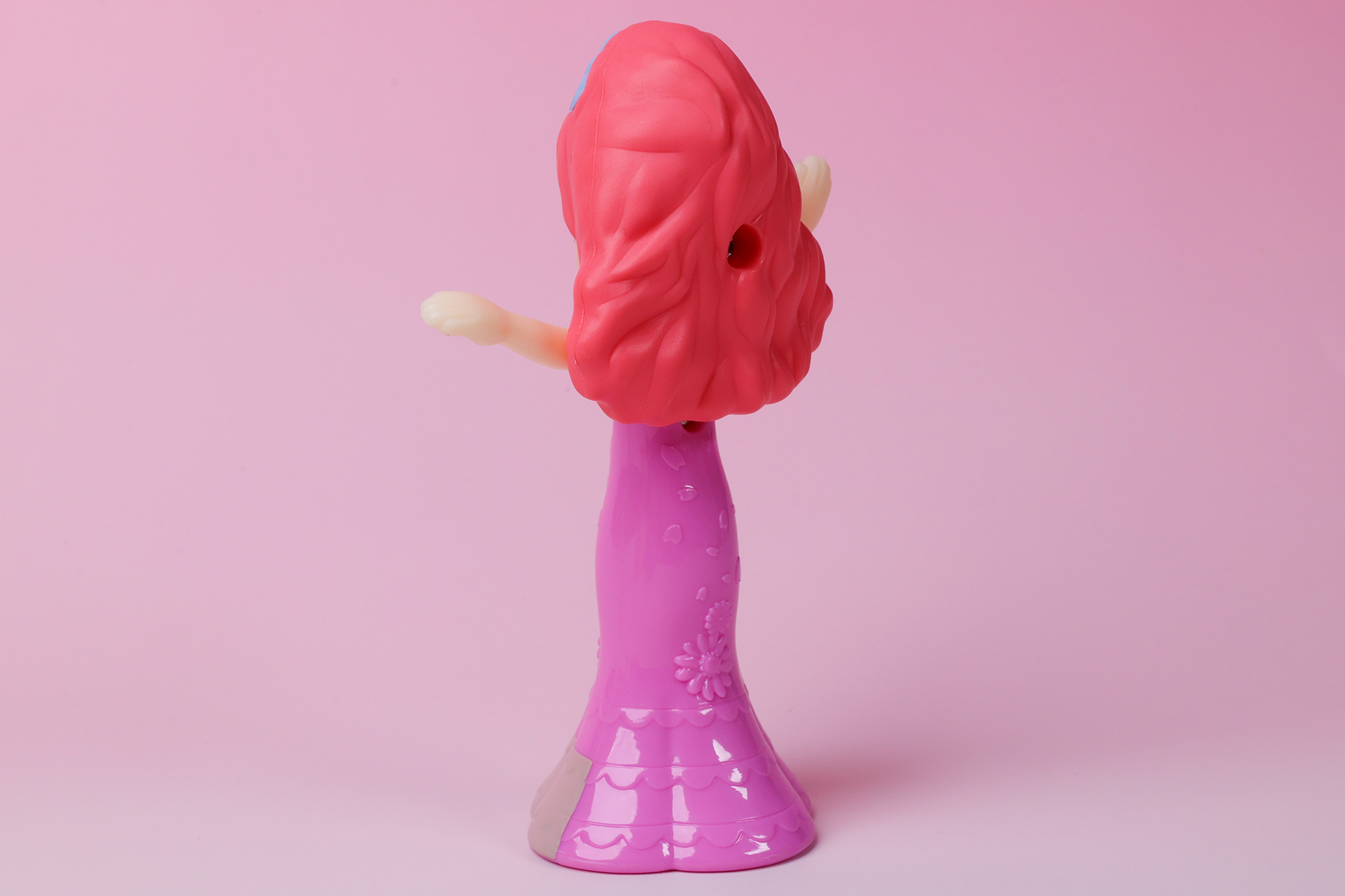 ロングドレスにも、あちらこちらに花のマークがあしらわれている