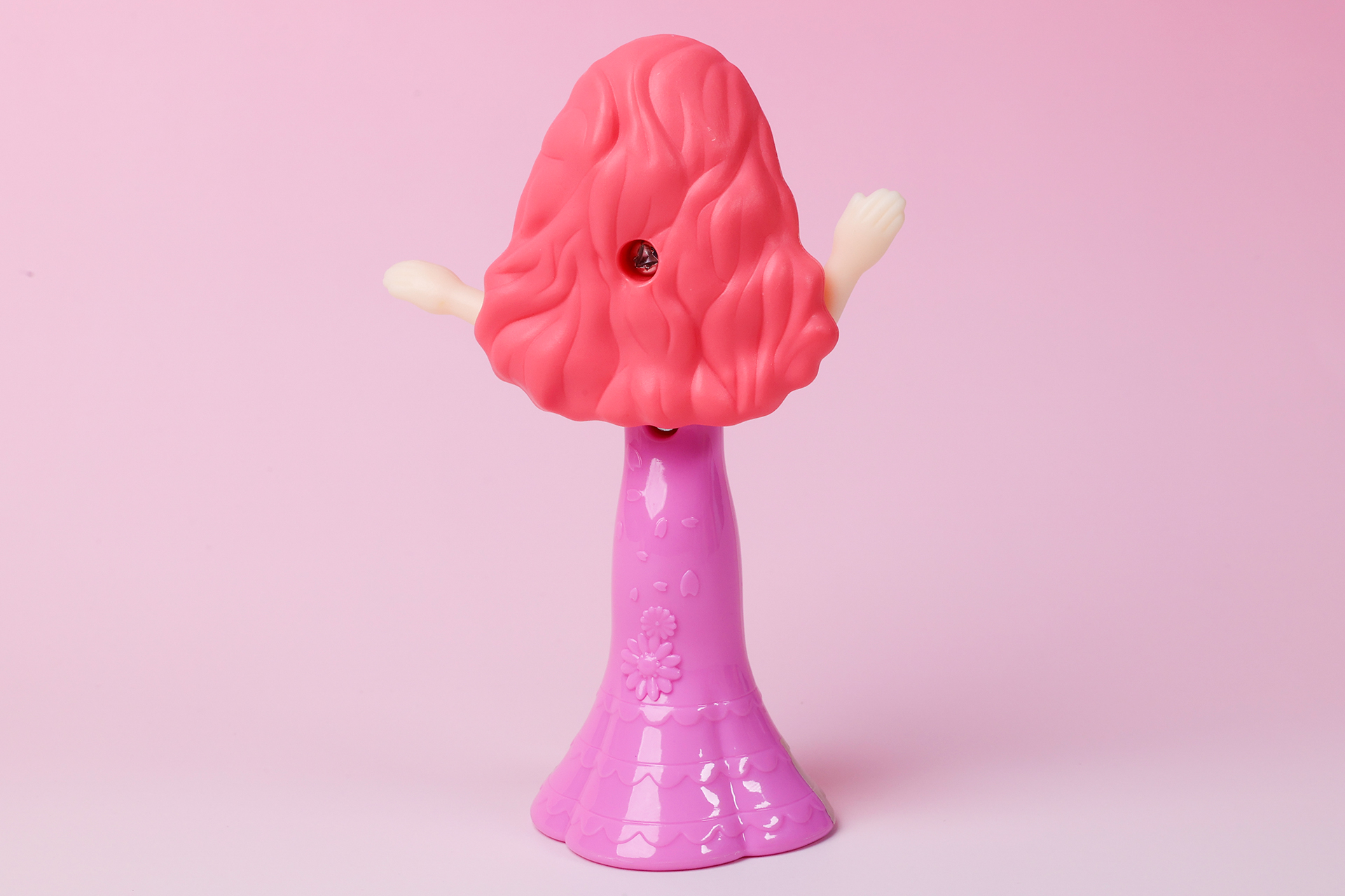 ヘアスタイルは複雑な形を最小限にまとめたようなスタイルになっている