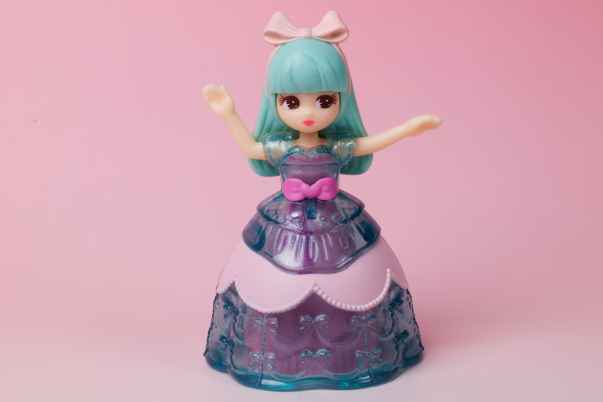 こちらはクリスタルミントドレスを身に付けた状態のリカちゃんだ