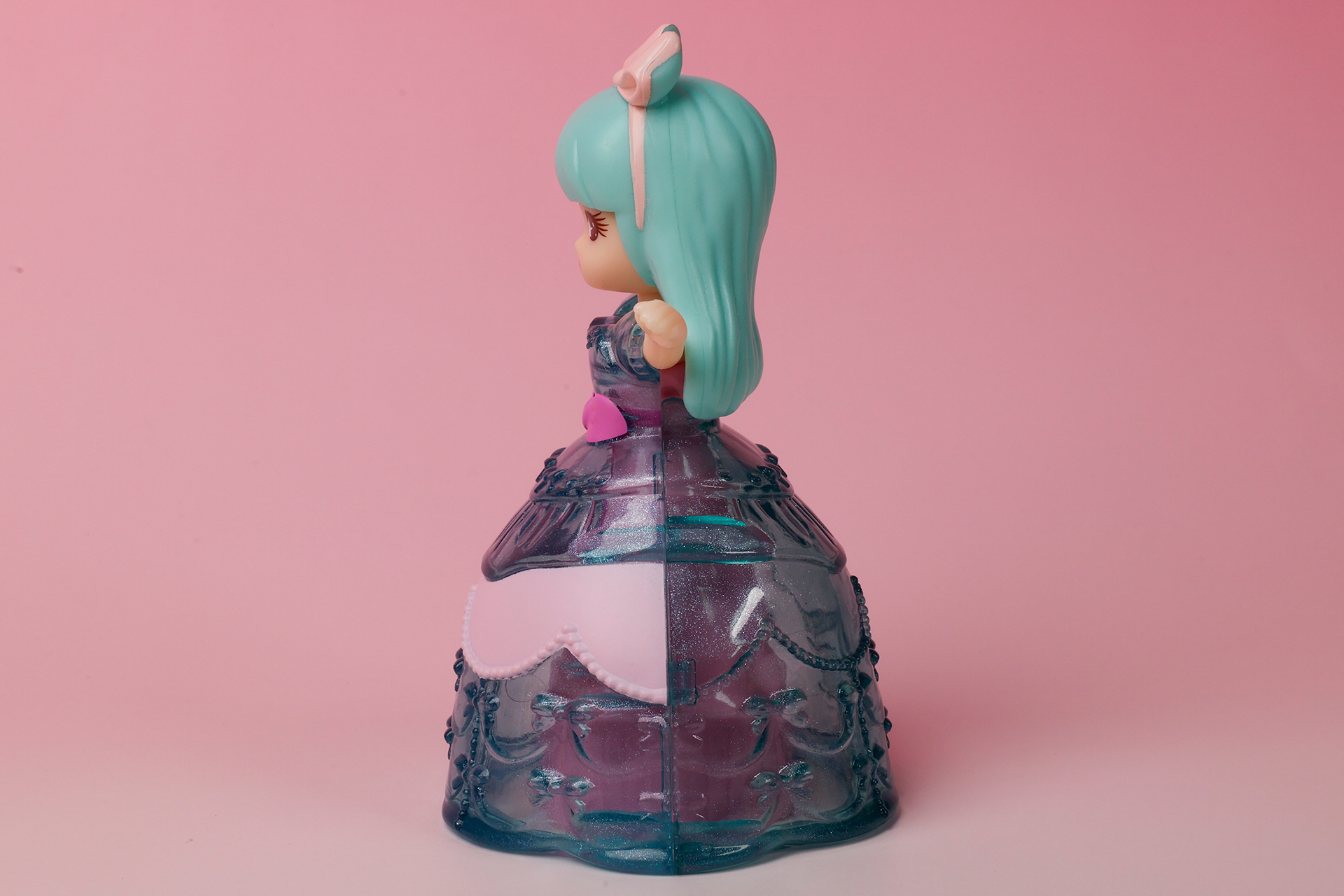 薄いピンク色の装飾は前面部分のみに付けられている