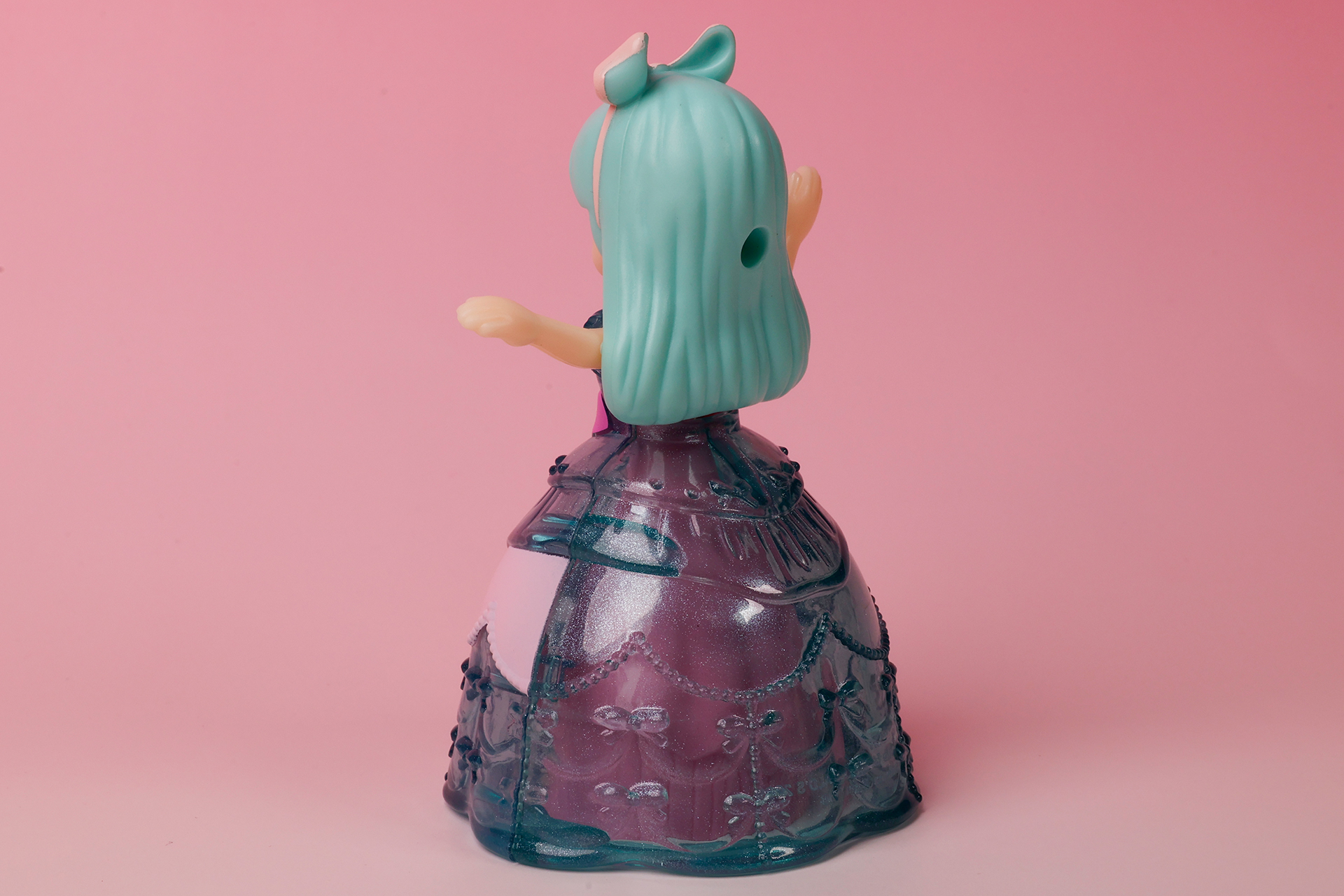 小さいリボンを模ったような装飾が多数付けられている