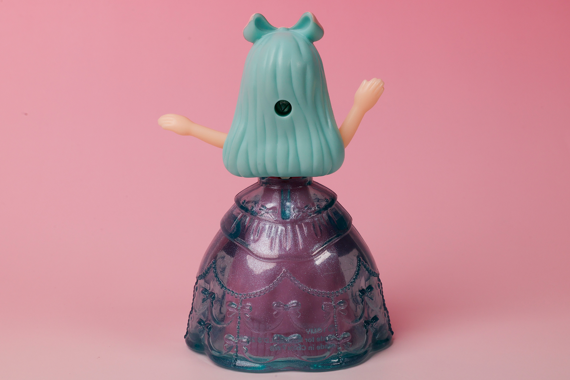 クリスタルミントドレス部分は、少しラメが混ぜられている