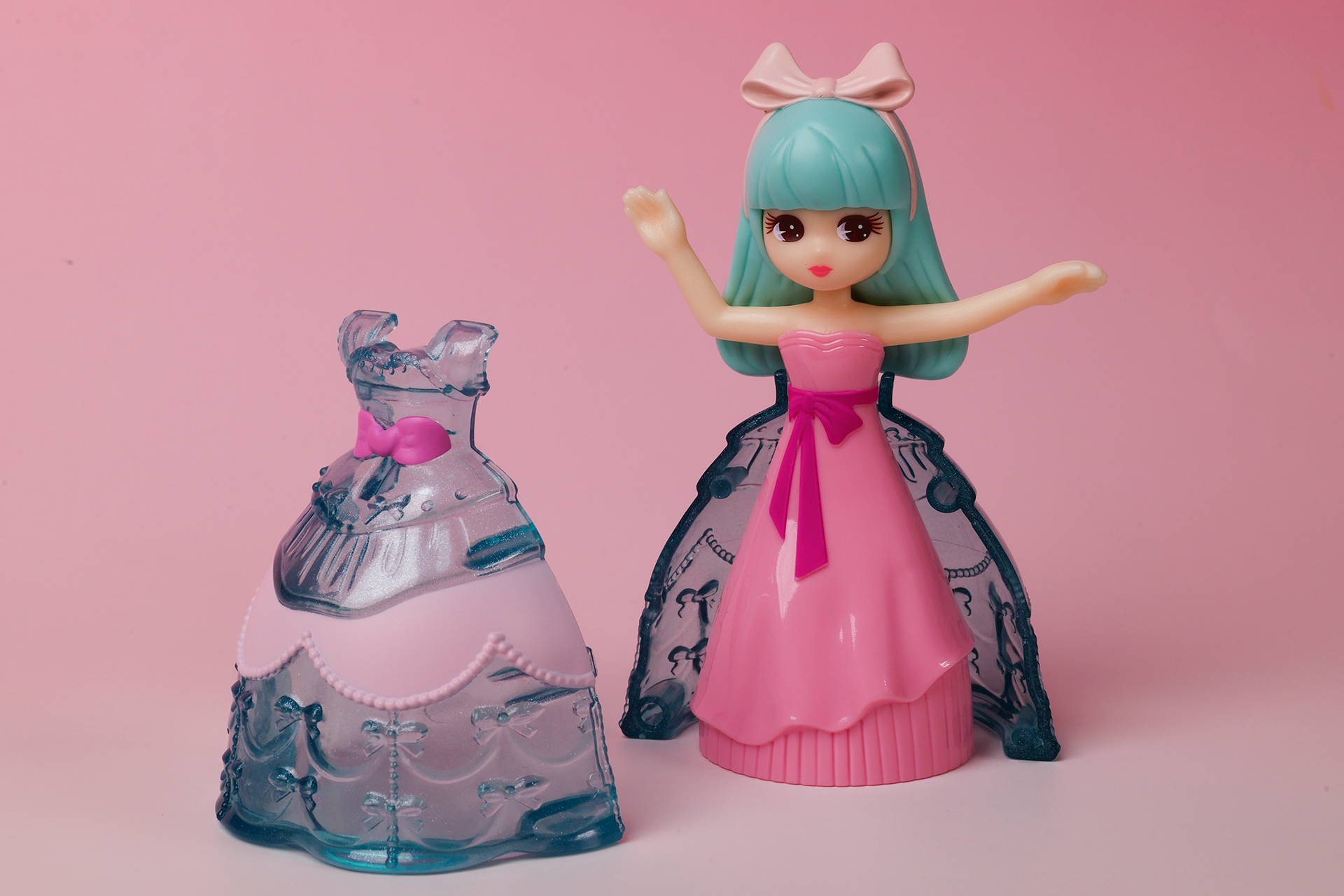 クリスタルミントドレスは簡単に着脱が可能だ