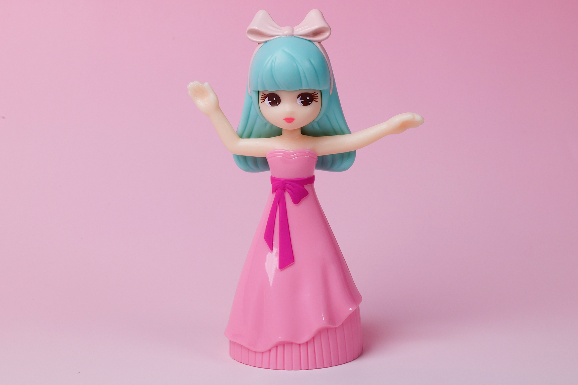 こちらは中のロングドレスだけのリカちゃんだ