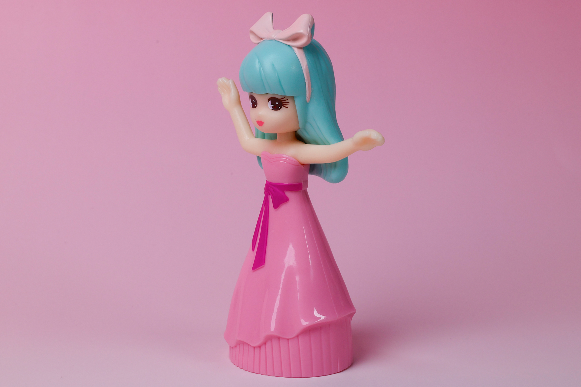 腰のあたりには濃いピンク色の紐が付けられている