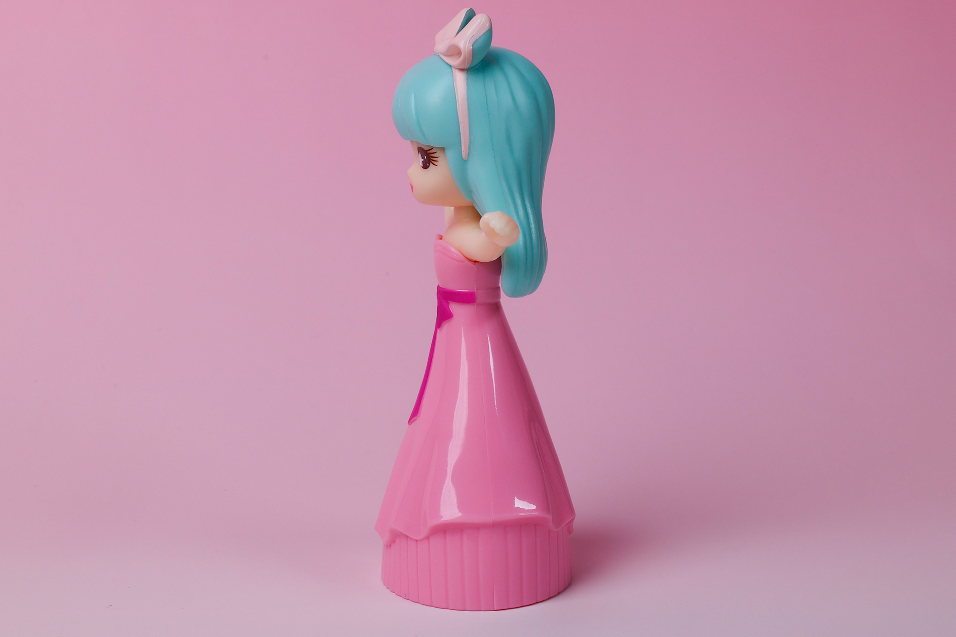 ロングドレス自体の装飾は控えめになっている