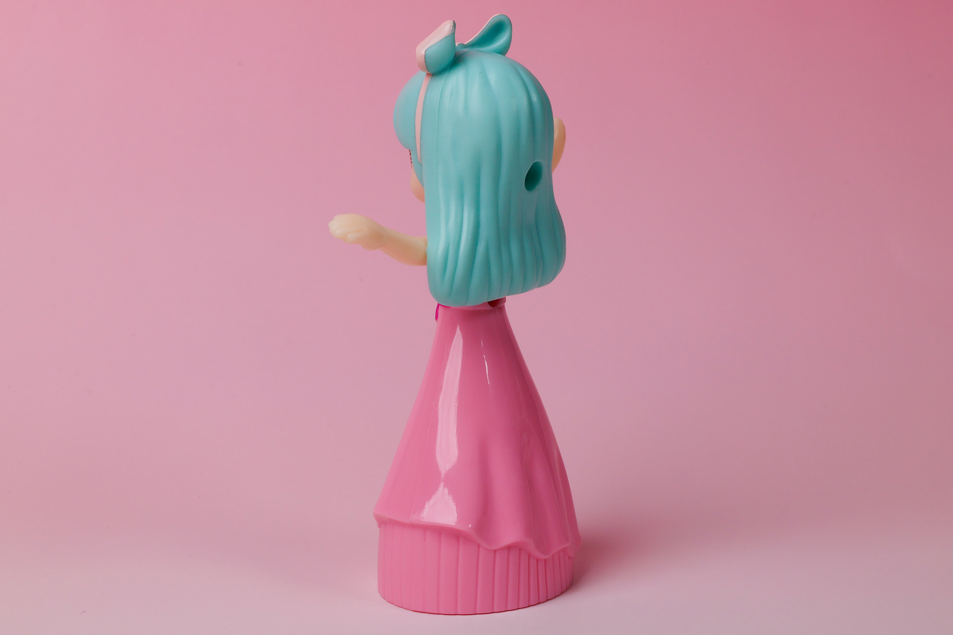 ロングドレスの裾は左右で長さが異なるような面白いデザインになっている