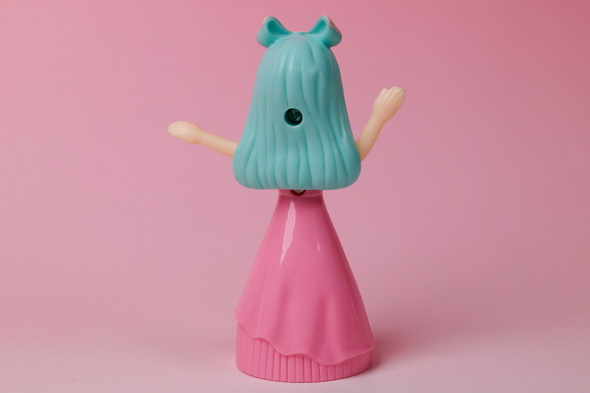 水色の髪とドレスの色合いも合っている