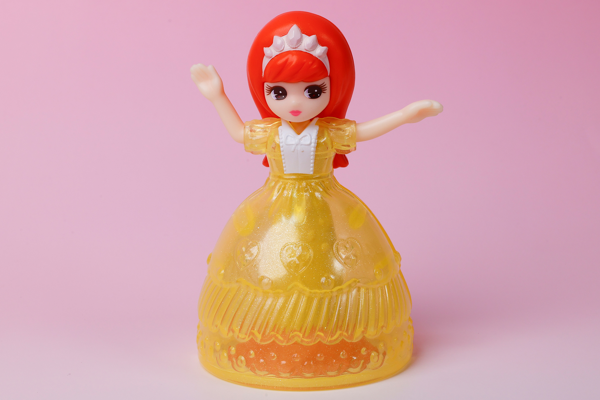 こちらはクリスタルレモンドレスを身に付けた状態のリカちゃんだ