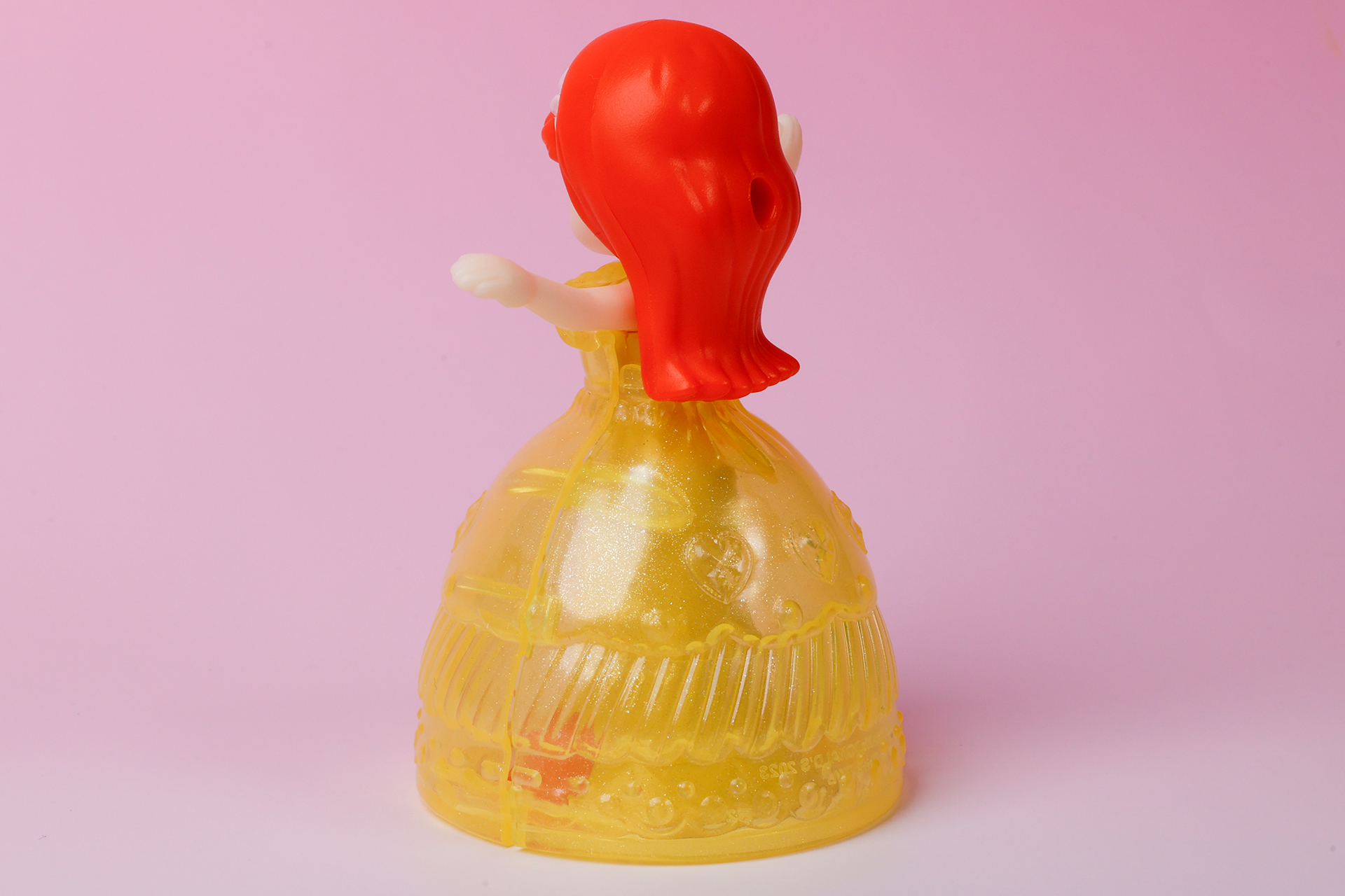 このクリスタオルレモンドレス部分も、ほかのリカちゃん同様にラメが混ざっている