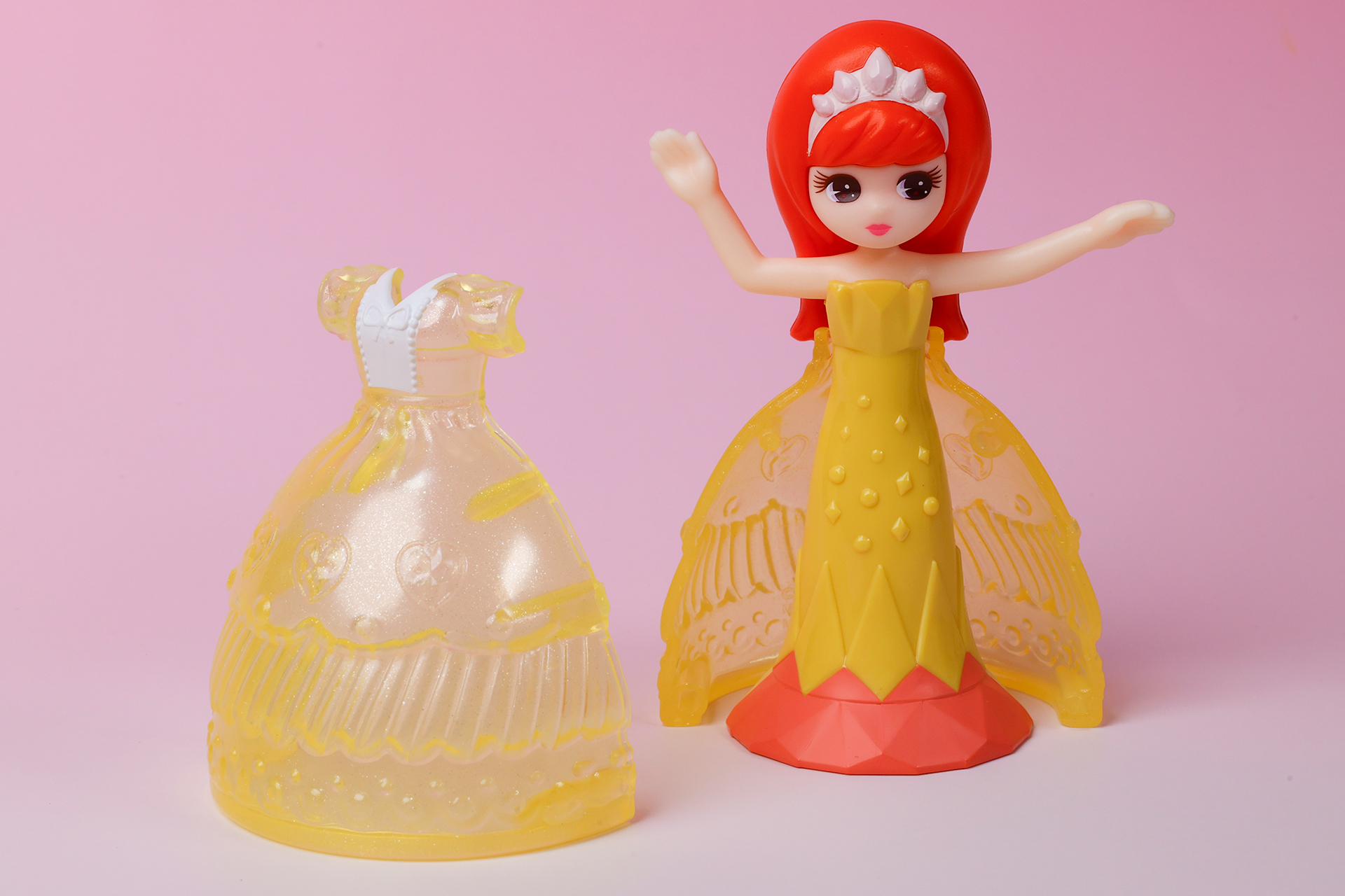 こちらは中身のロングドレスだけの状態になったリカちゃん