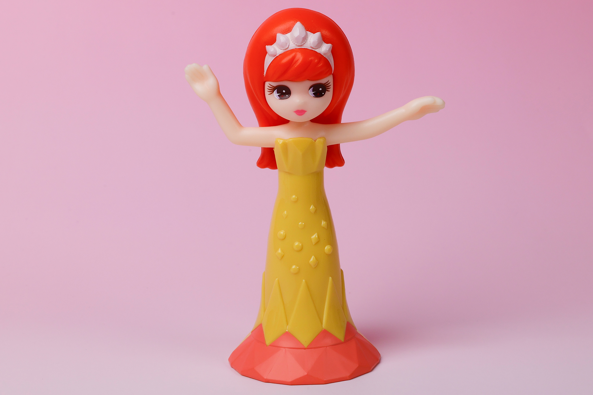 ほぼ黄色のドレスだが、裾のあたりだけ色が異なっている