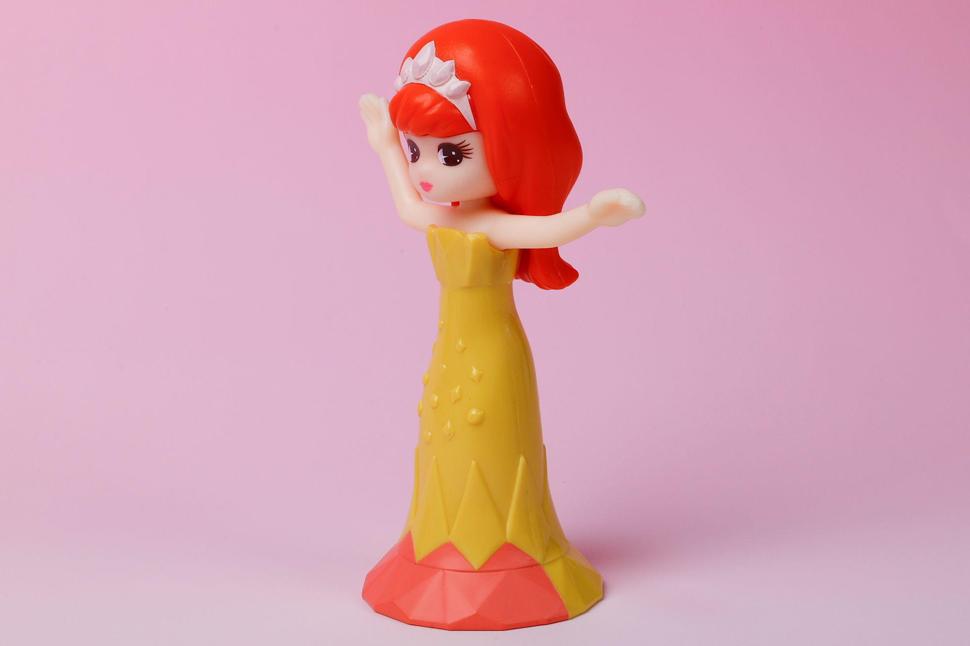 リカちゃんの髪型もなかなかユニークだ