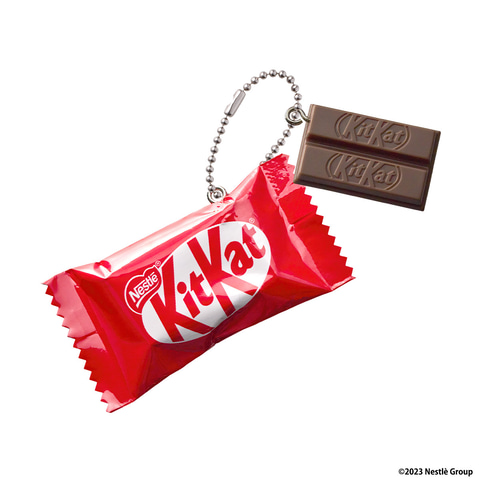 130 キットカット　お菓子チャーム キットカット」がミニチャームに！ 裏面のメッセージ欄まで再現の