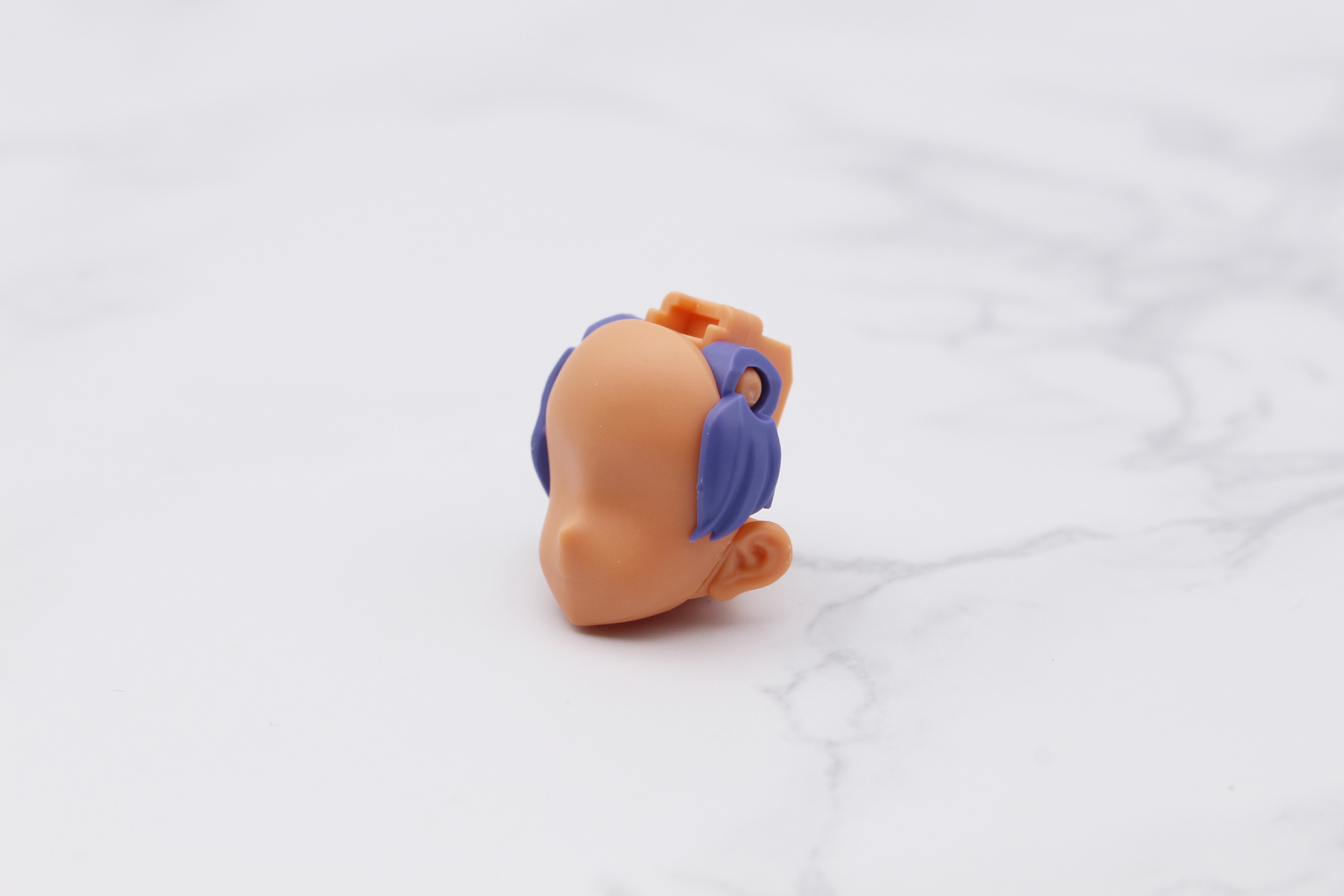 髪の毛の立体感を出すために、複数のパーツで構成されている