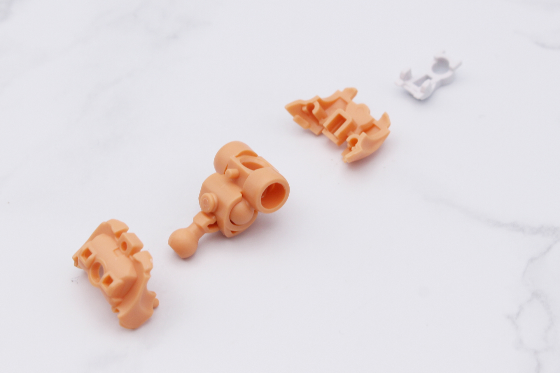 前後のパーツを取り付けていく