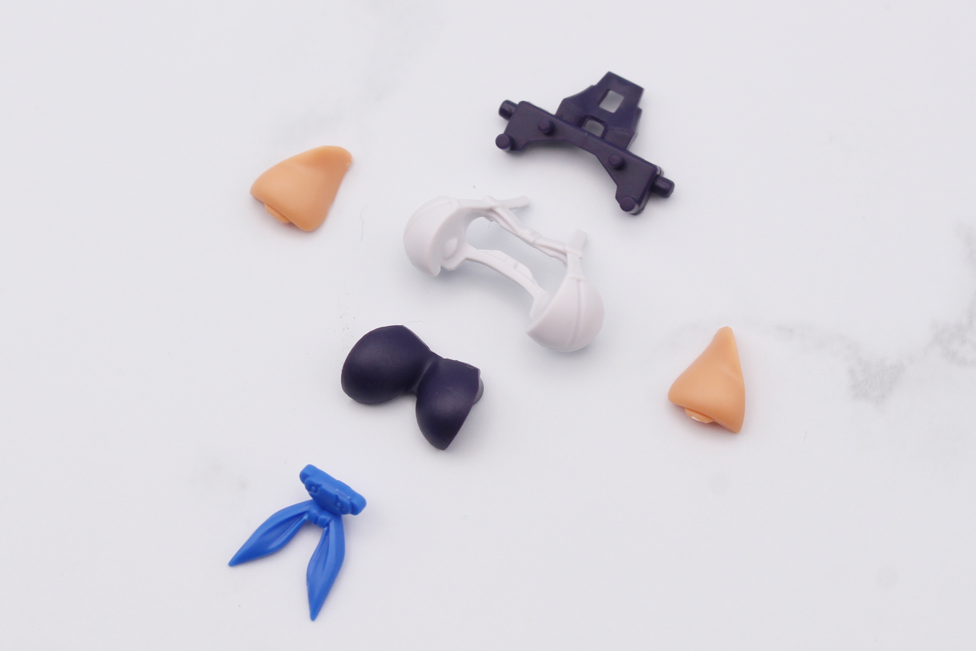 バストは6パーツ構成で色分けを再現している