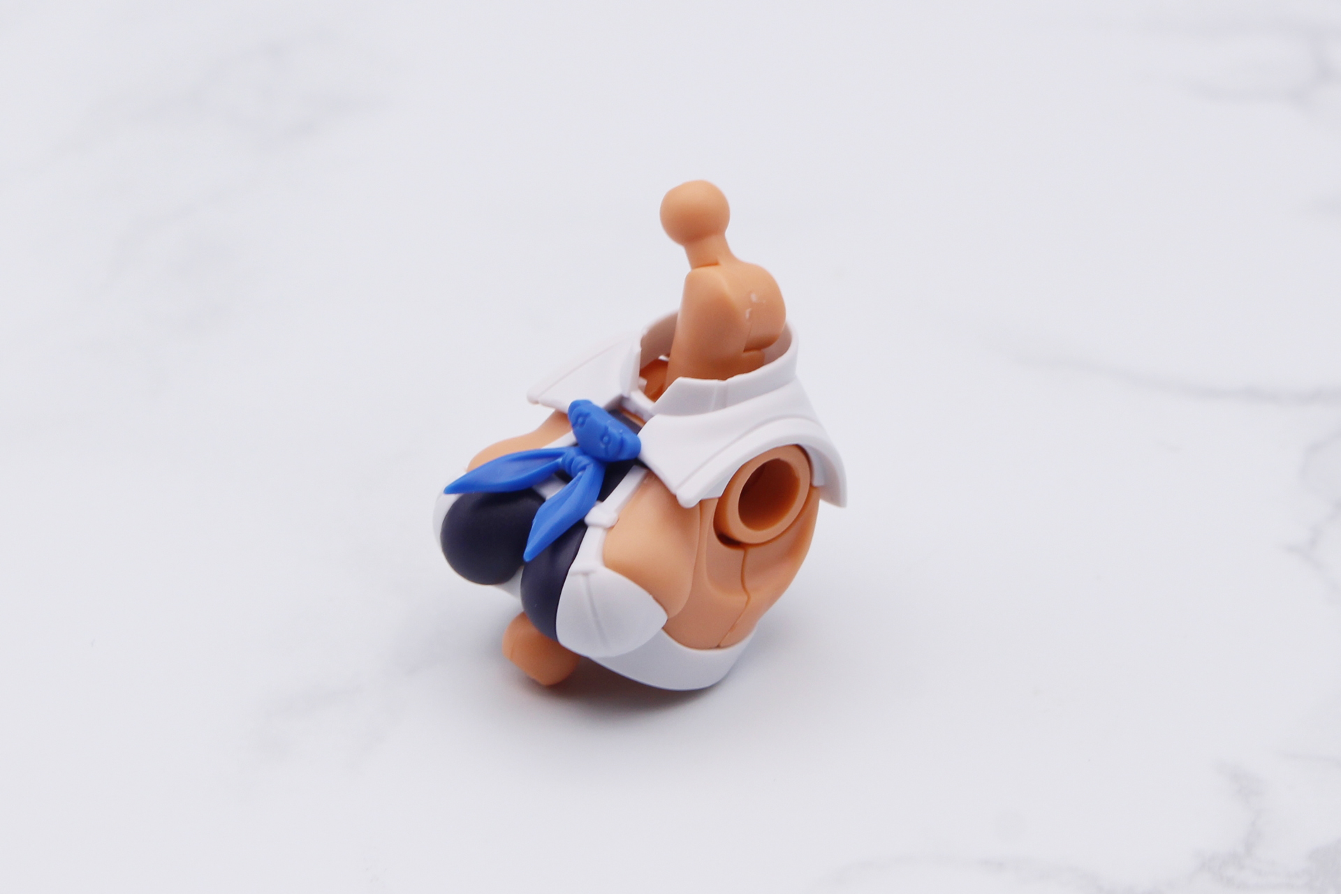 どちらかの首を取り付けて胸部が完成。17パーツで細部までしっかりと色分け再現している