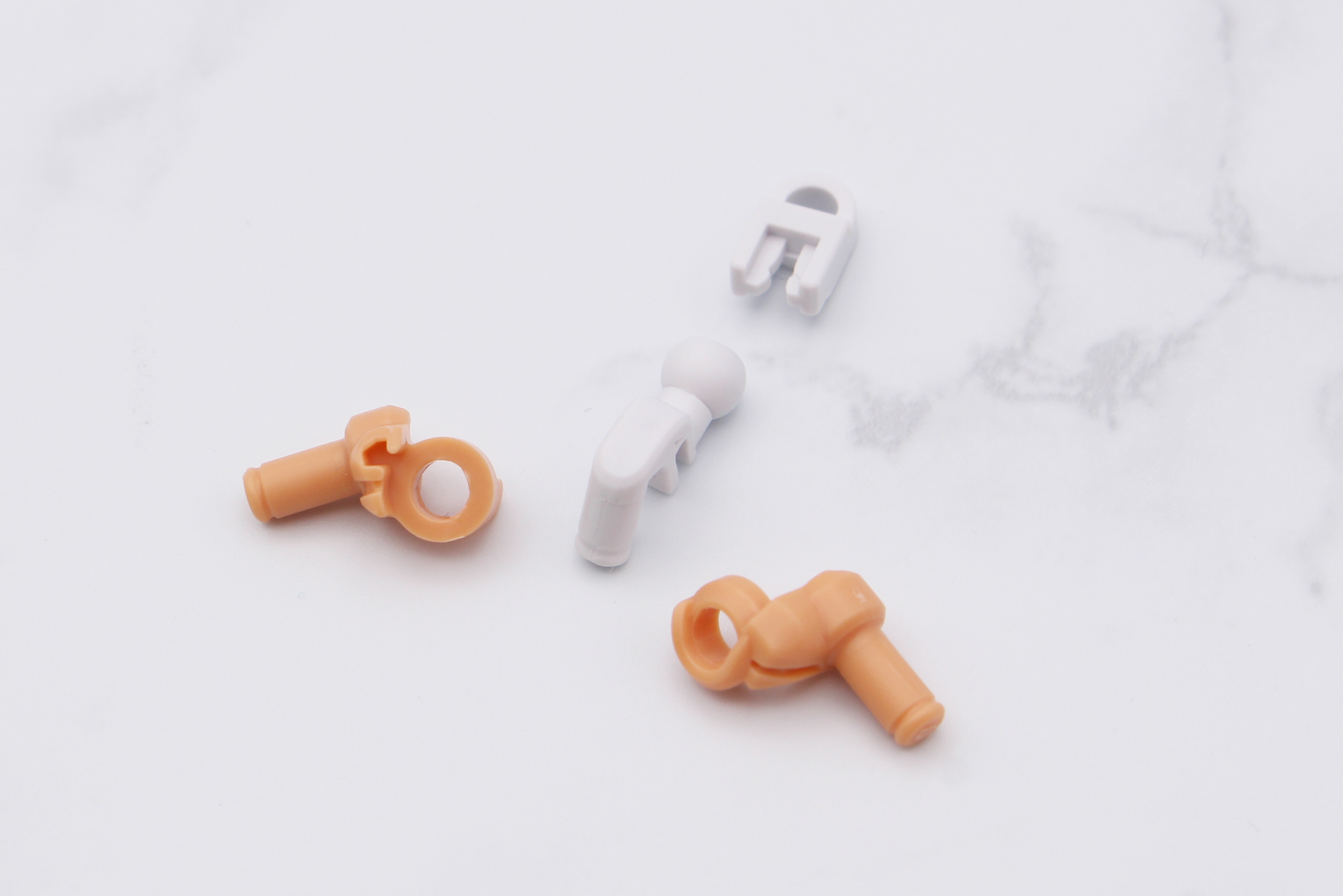 股関節はハの字にスイング可動する構造