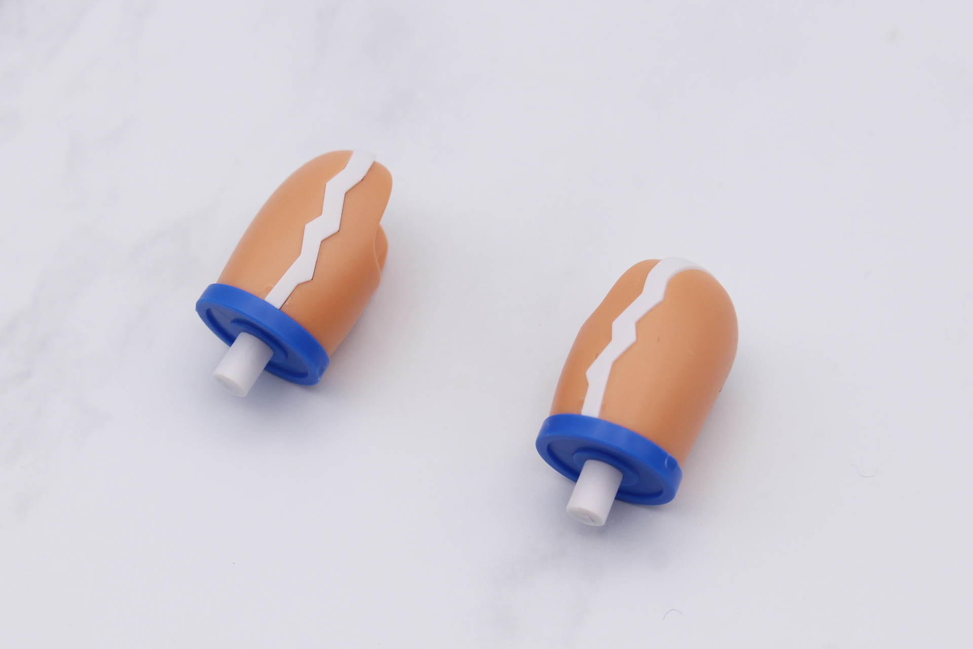 3つのパーツを合わせると、ガーターベルトのような模様が現れるのが凄い