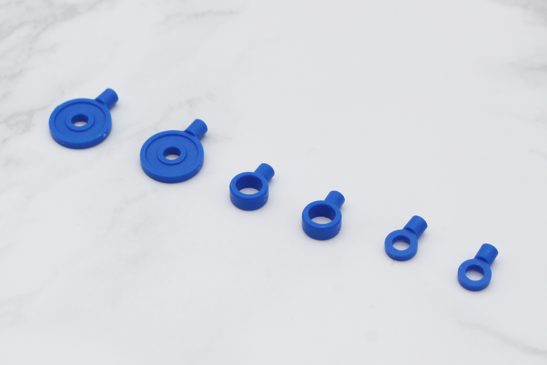 四肢の接続パーツとブレスレットのパーツは、ダボがあるものも付属。アーマーパーツなどを取り付けられる