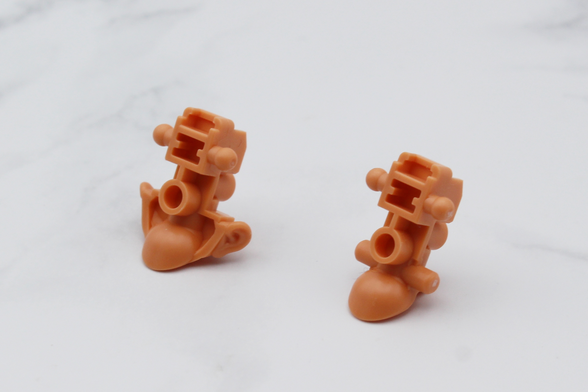 付属のヘッドセットは頭部内のパーツを交換。右側の耳のモールドがないパーツを使用する