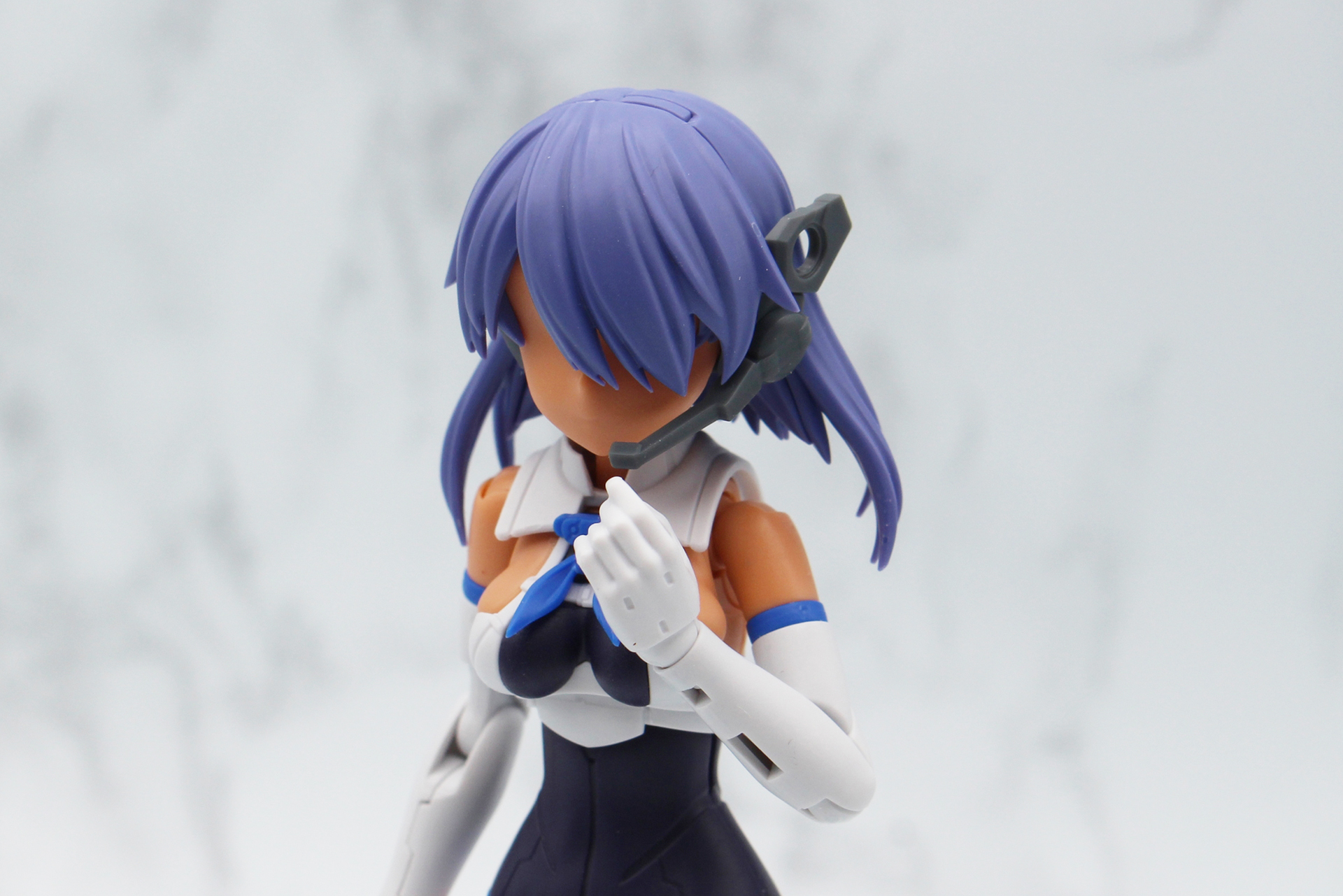 頭部を分解し、耳の部分にあるダボにヘッドセットを差し込んで組み立てる