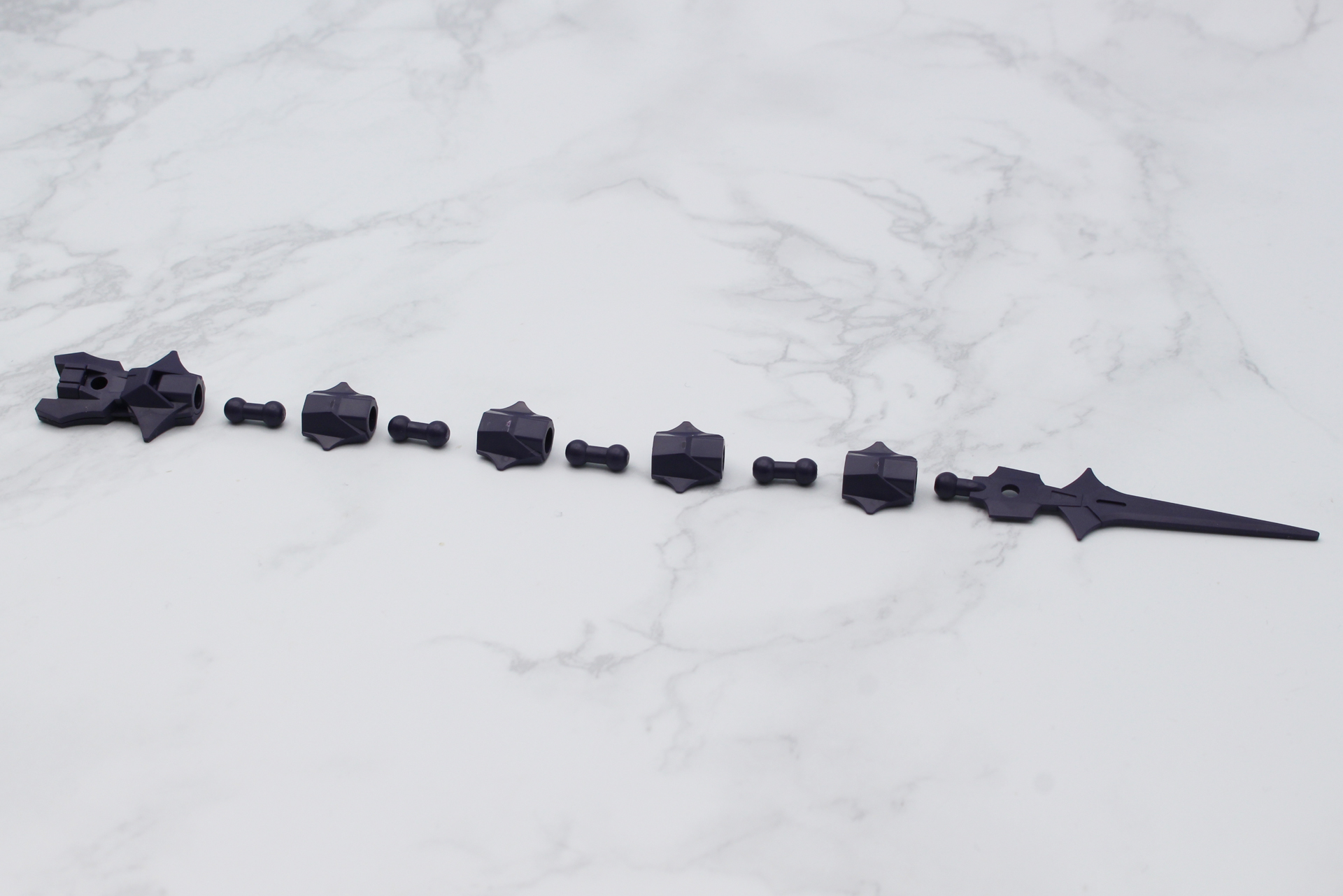 大剣の組み立て。ジョイントでパーツを連結していく